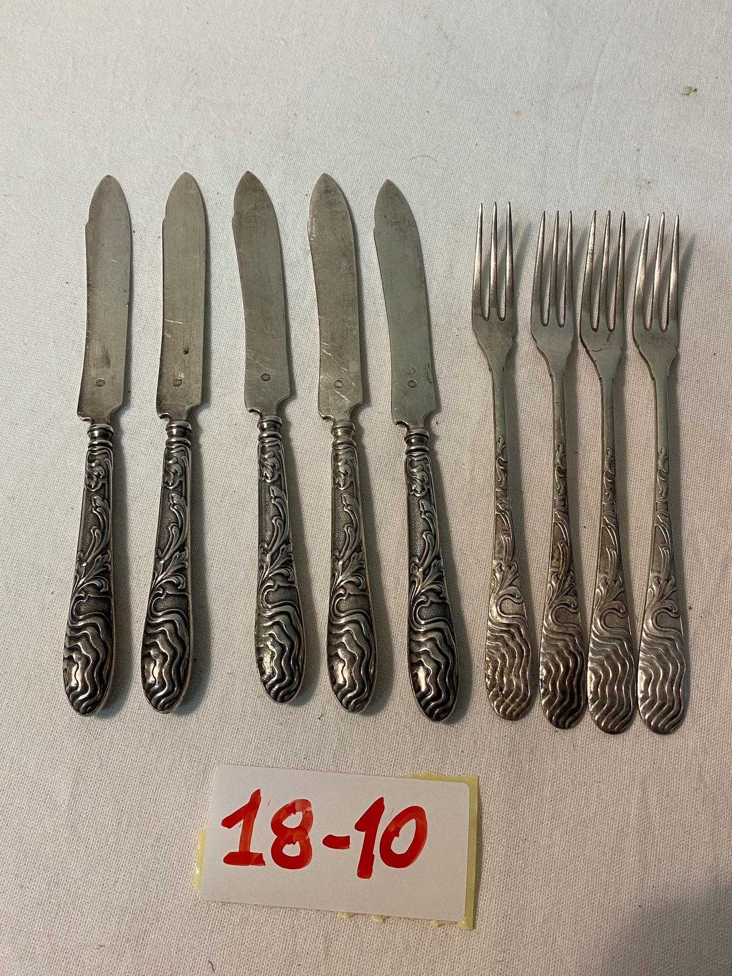 Set di Posate Antiche Art-Krupp Berndorf - Manici in Rilievo, 5 Coltelli e 4 Forchette