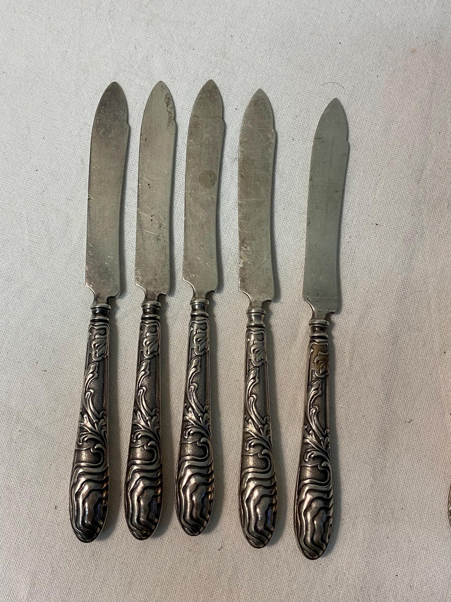 Set di Posate Antiche Art-Krupp Berndorf - Manici in Rilievo, 5 Coltelli e 4 Forchette