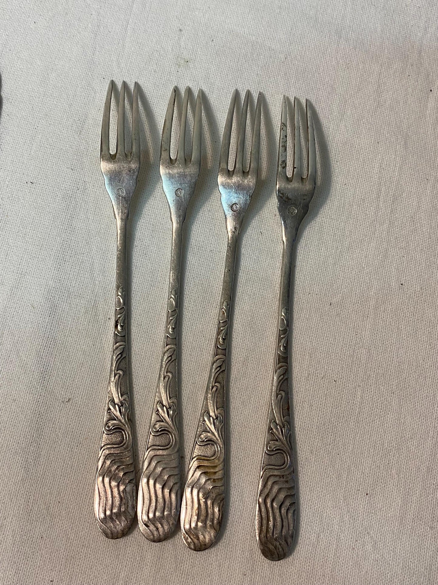 Set di Posate Antiche Art-Krupp Berndorf - Manici in Rilievo, 5 Coltelli e 4 Forchette