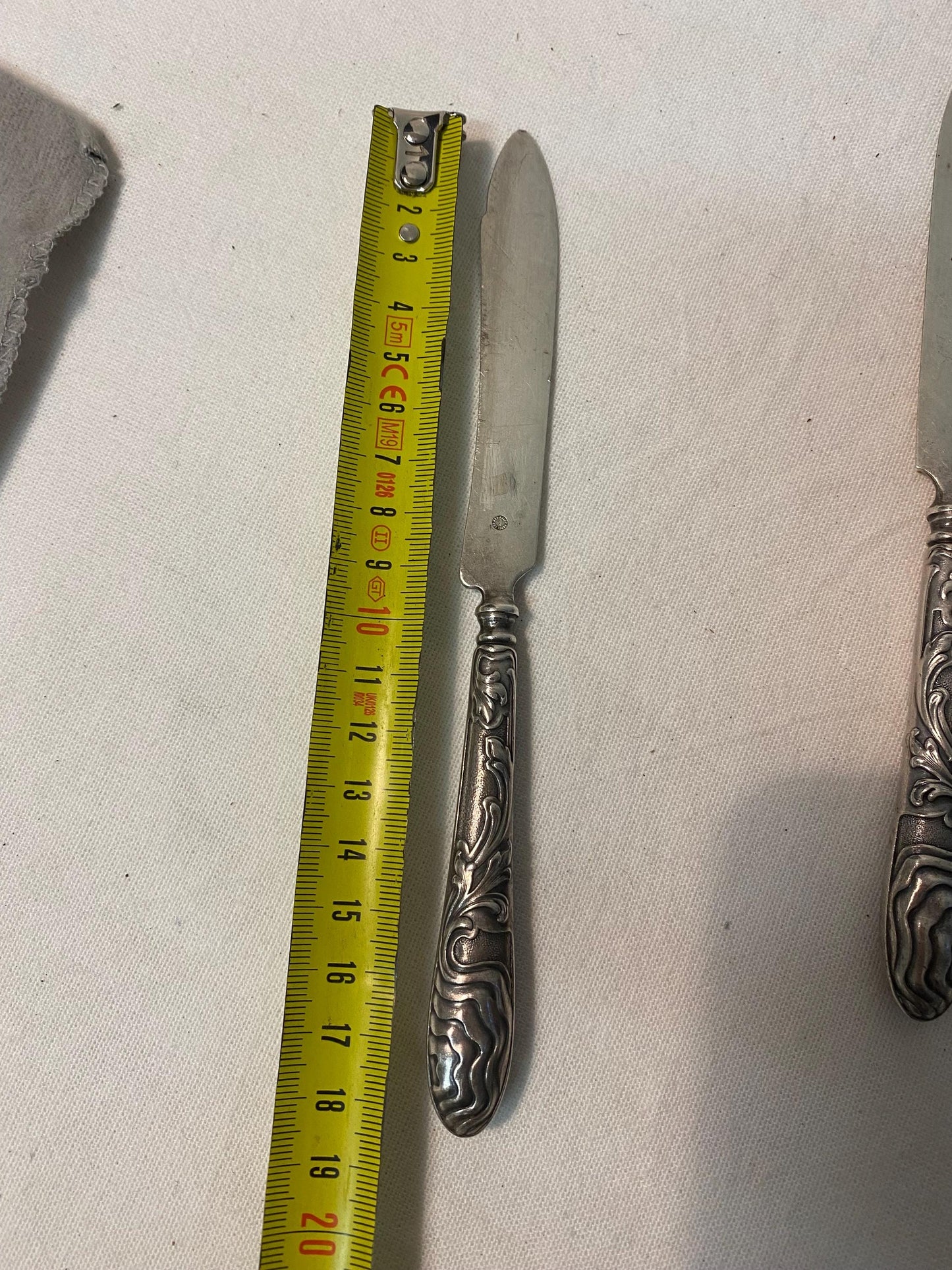 Set di Posate Antiche Art-Krupp Berndorf - Manici in Rilievo, 5 Coltelli e 4 Forchette