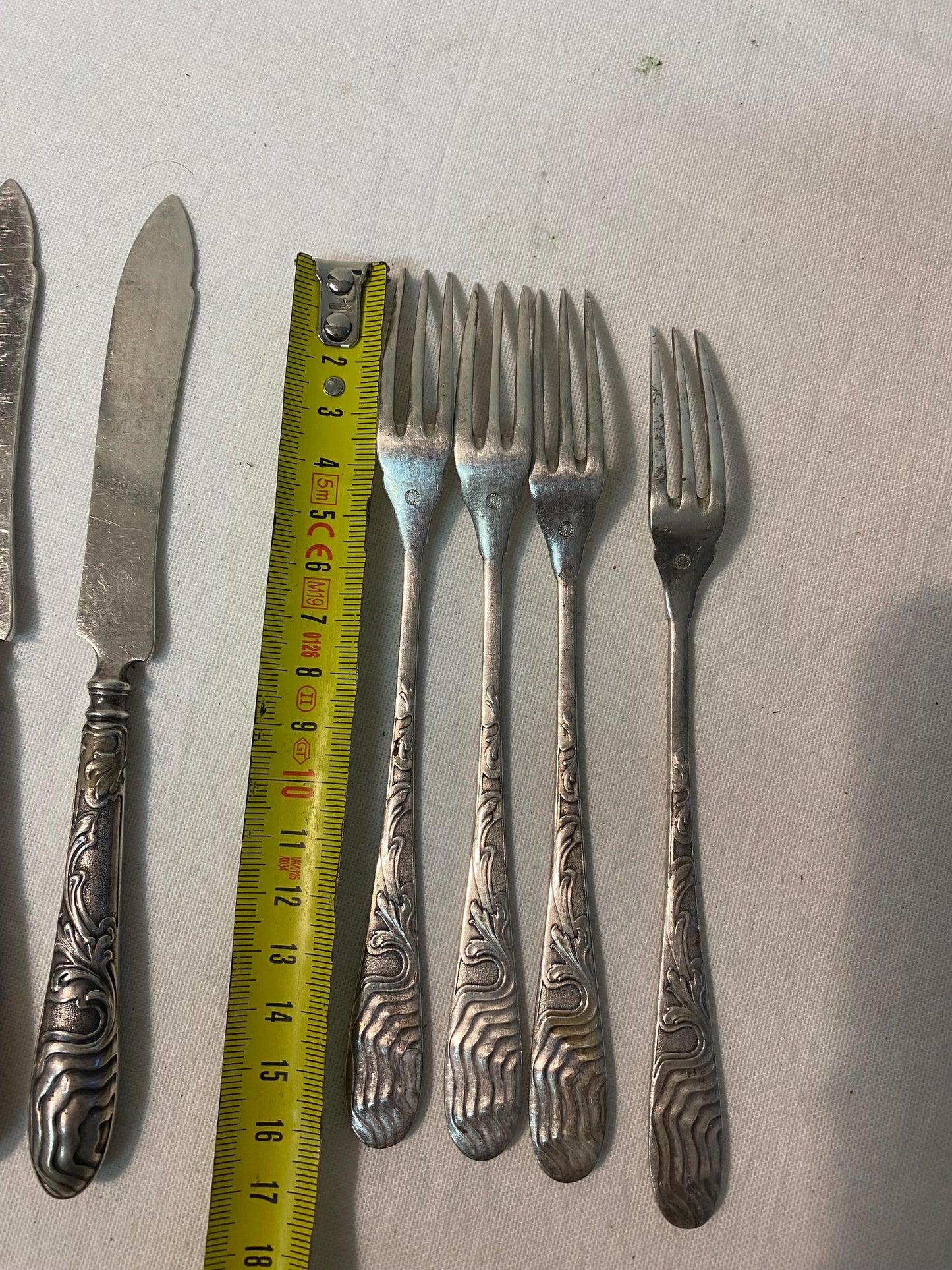 Set di Posate Antiche Art-Krupp Berndorf - Manici in Rilievo, 5 Coltelli e 4 Forchette