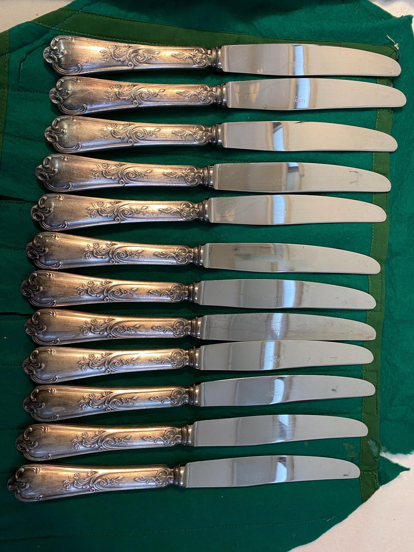 Servizio di posate antiche da 12 in argento con mestolo Punzonato (3,70 kg)