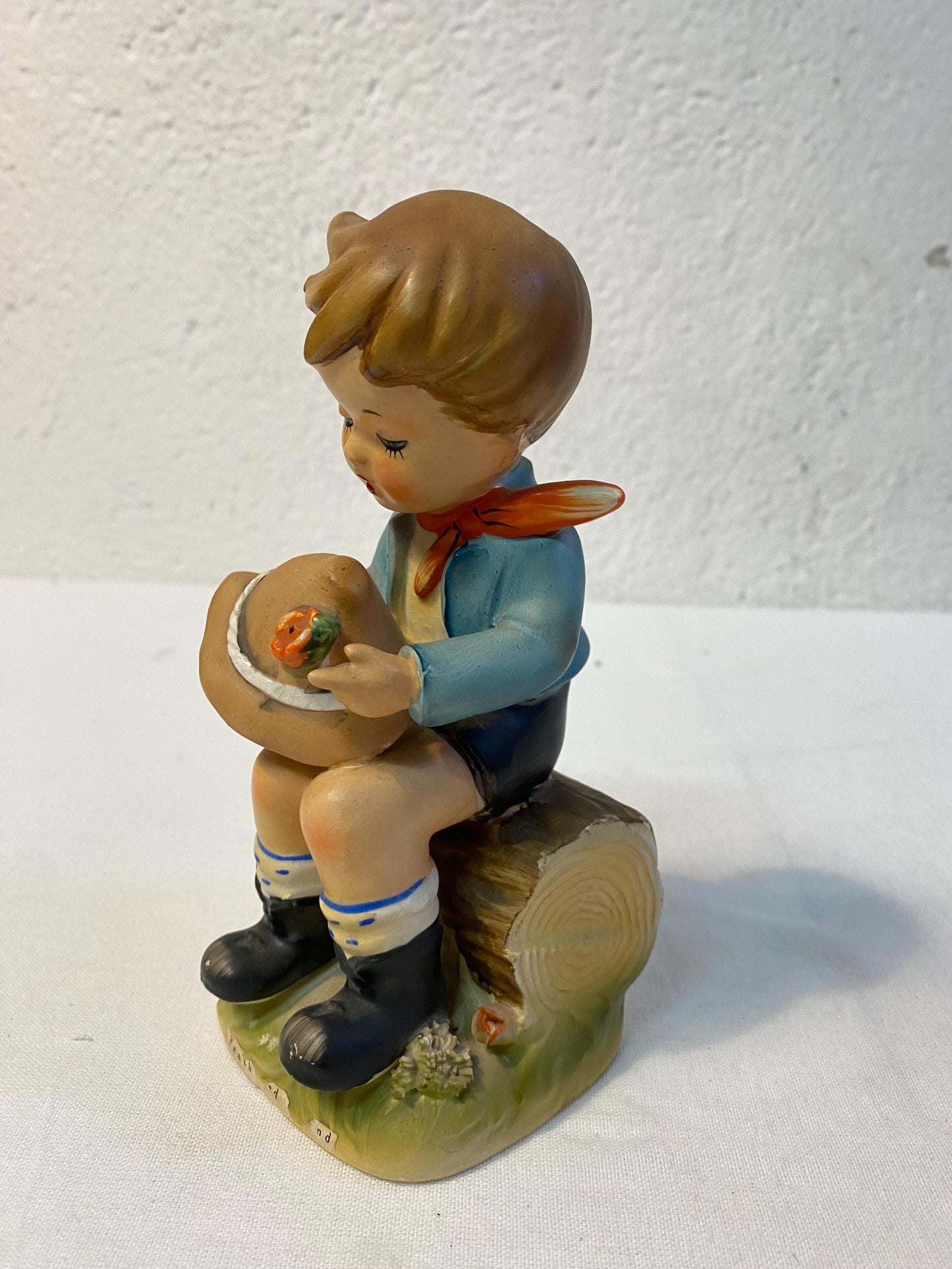 Figurina Vintage in Porcellana di un Ragazzo con Cappello - Dipinta a Mano, Germania