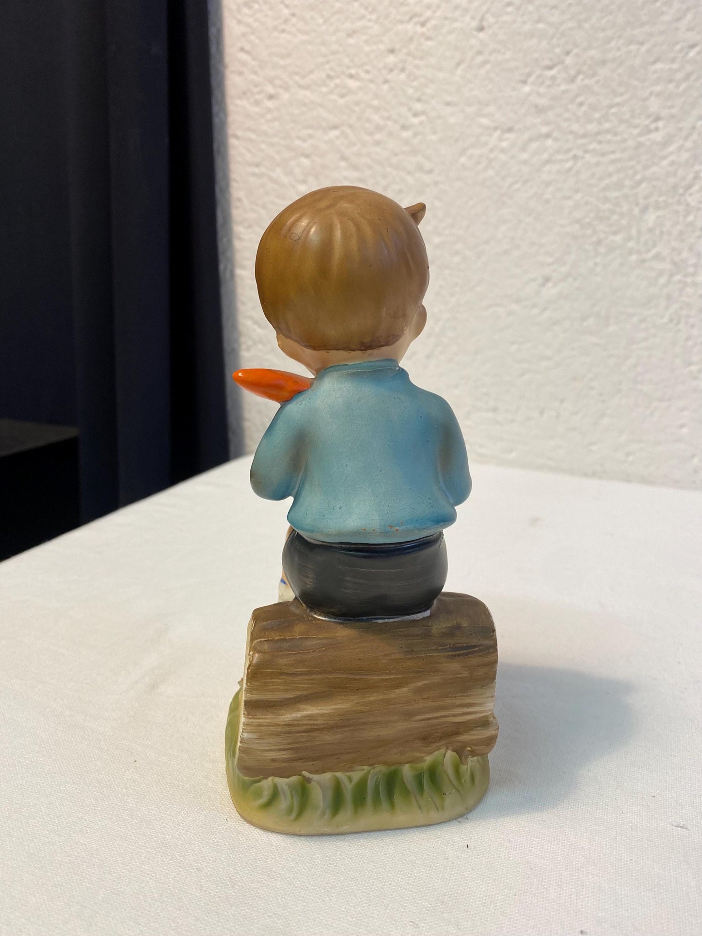 Figurina Vintage in Porcellana di un Ragazzo con Cappello - Dipinta a Mano, Germania