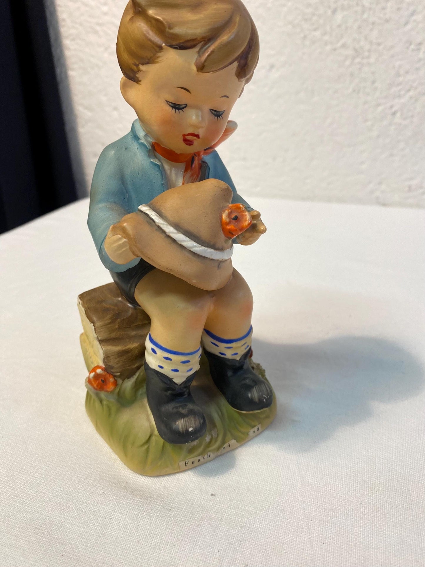 Figurina Vintage in Porcellana di un Ragazzo con Cappello - Dipinta a Mano, Germania