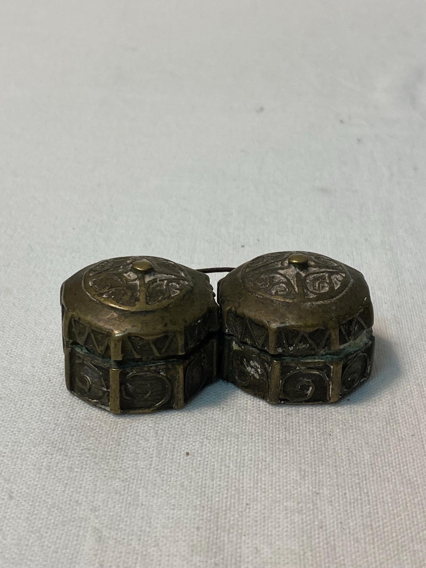Scatola Antica in Metallo porta pillole - Inciso con Doppio Scomparto Ottone o Bronzo 2,5 x 7 x 4 cm (1 x 2,75 x 1,5 pollici)