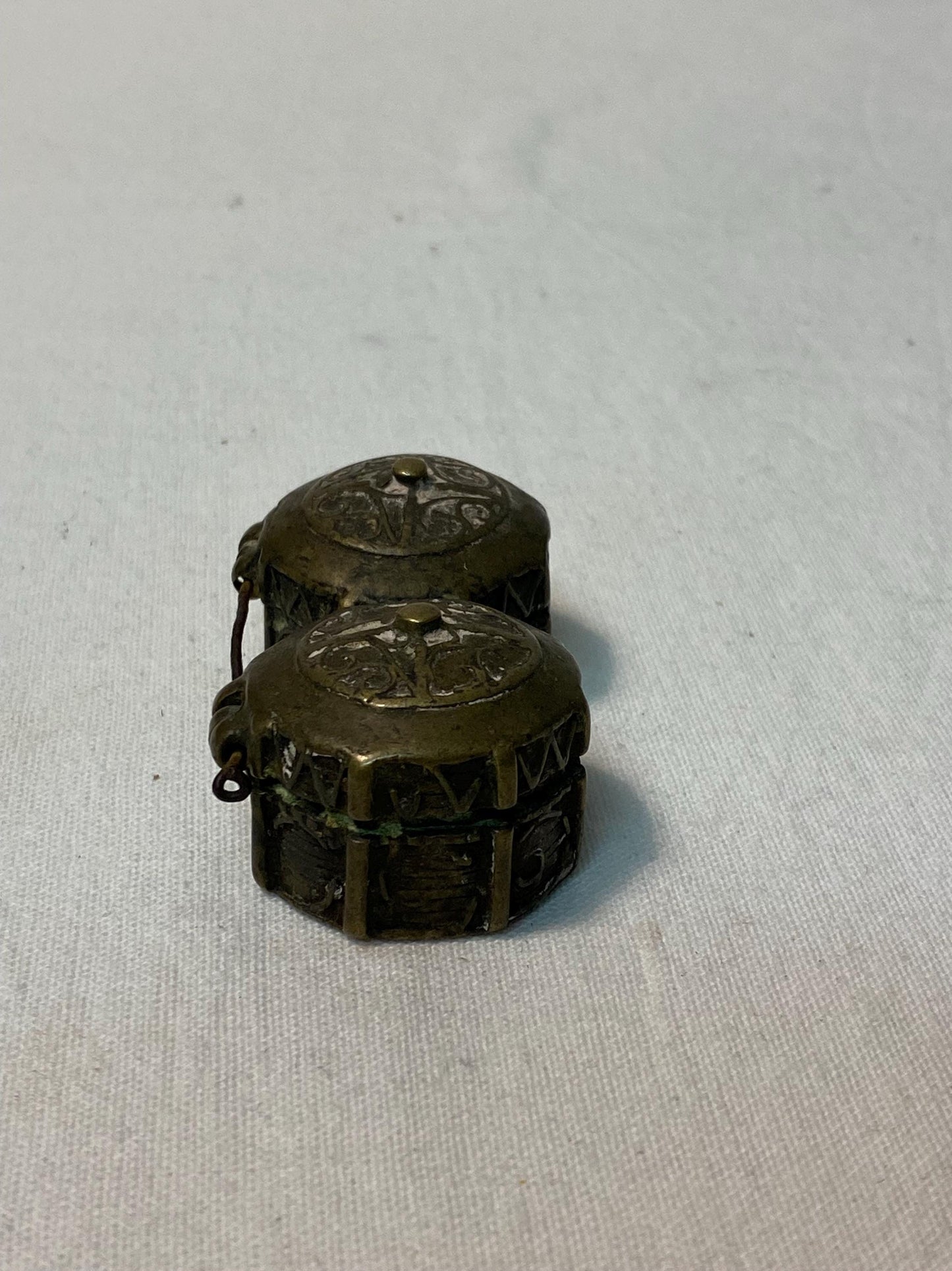 Scatola Antica in Metallo porta pillole - Inciso con Doppio Scomparto Ottone o Bronzo 2,5 x 7 x 4 cm (1 x 2,75 x 1,5 pollici)