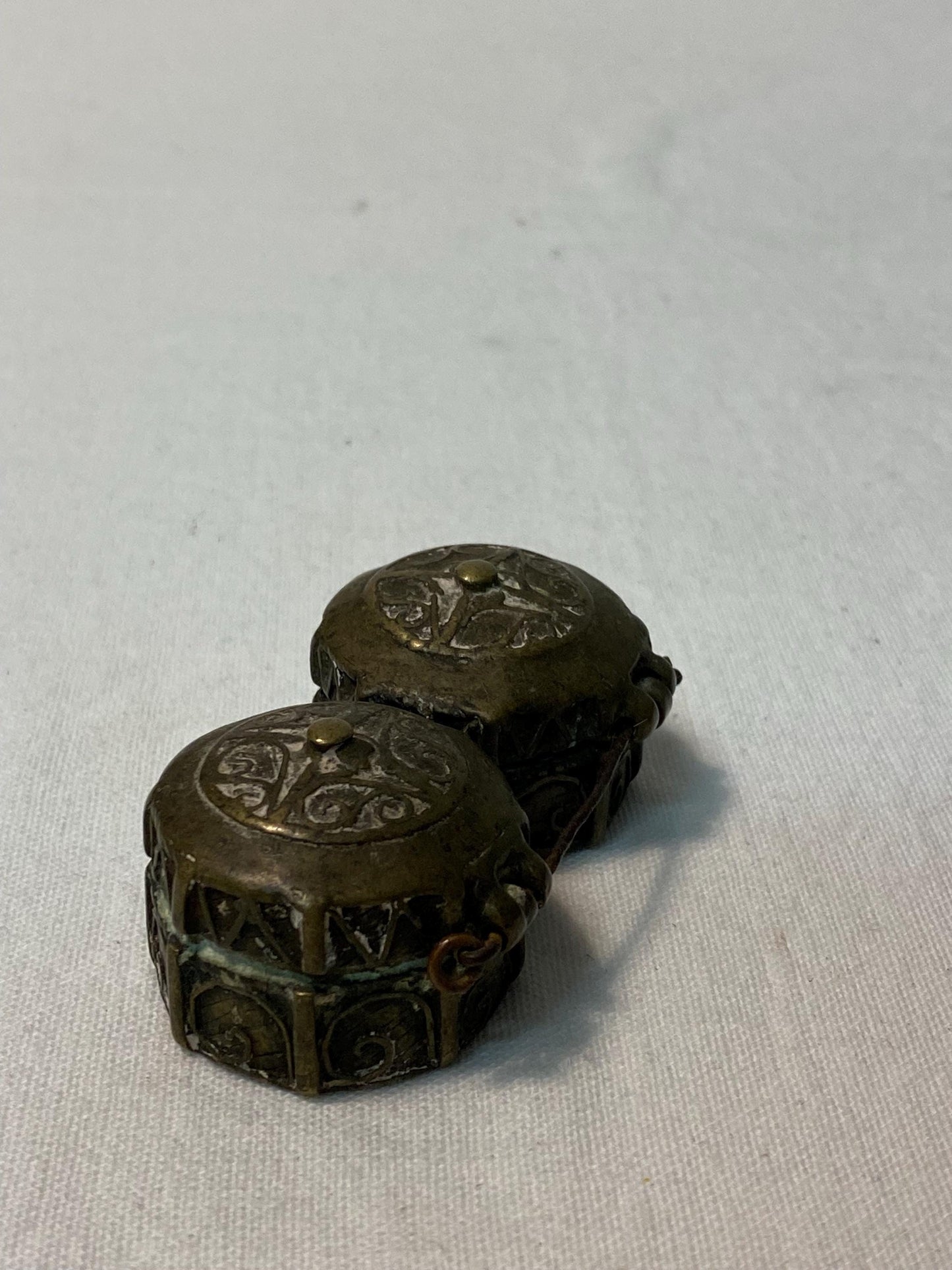 Scatola Antica in Metallo porta pillole - Inciso con Doppio Scomparto Ottone o Bronzo 2,5 x 7 x 4 cm (1 x 2,75 x 1,5 pollici)