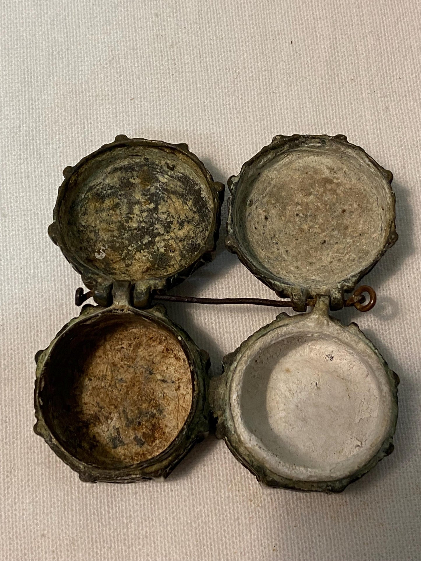 Scatola Antica in Metallo porta pillole - Inciso con Doppio Scomparto Ottone o Bronzo 2,5 x 7 x 4 cm (1 x 2,75 x 1,5 pollici)