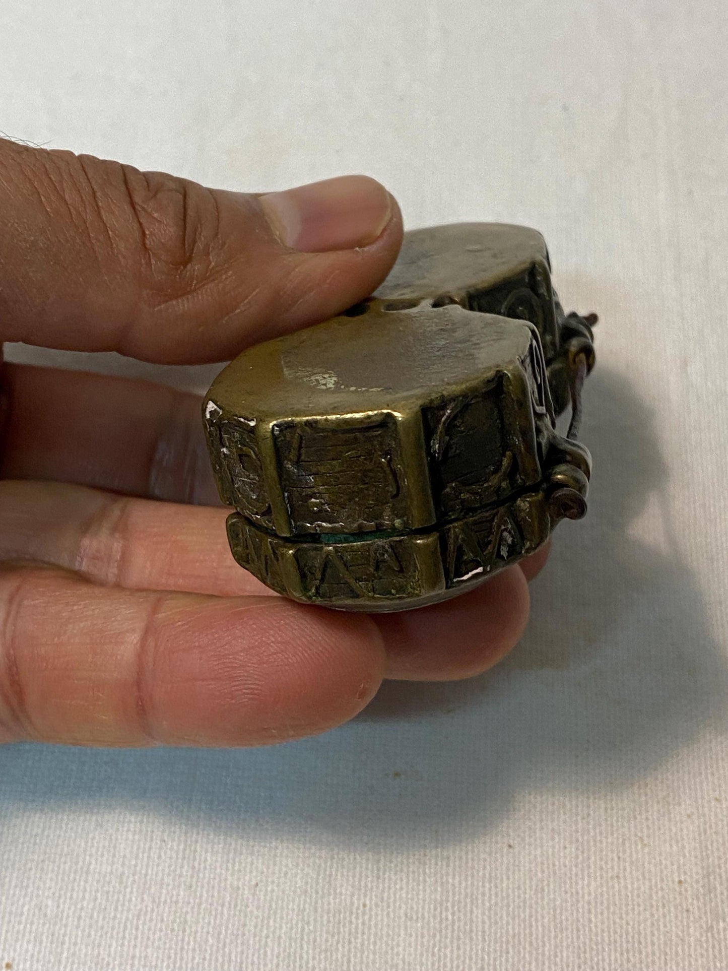Scatola Antica in Metallo porta pillole - Inciso con Doppio Scomparto Ottone o Bronzo 2,5 x 7 x 4 cm (1 x 2,75 x 1,5 pollici)