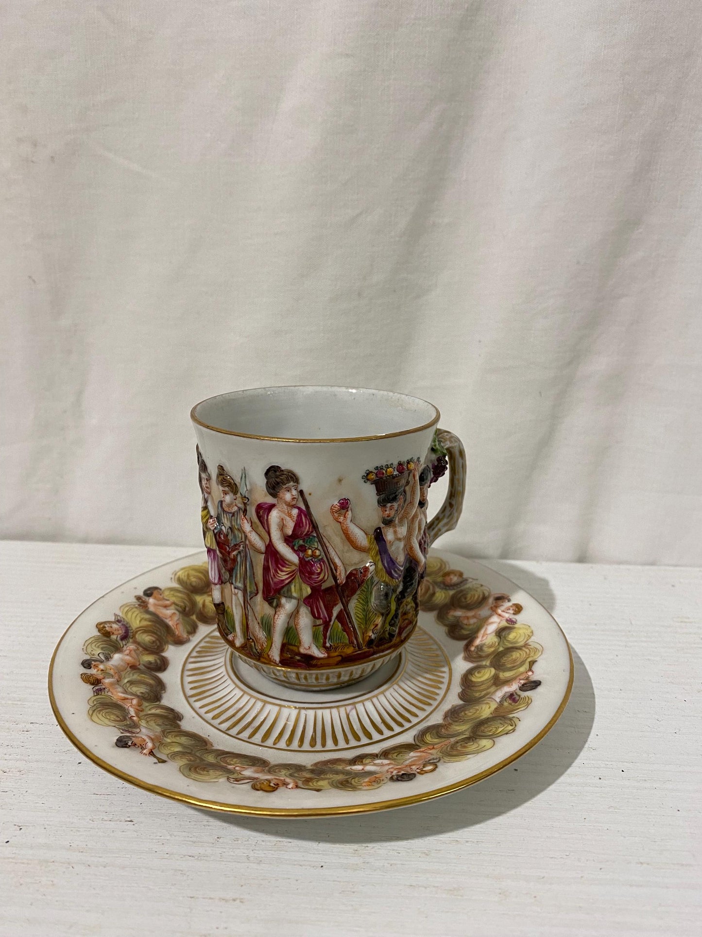 antica tazza porcellana capodimonte-Tazza con Piattino Capodimonte Decorati in Rilievo - 15,5 cm e 12x8x6 cm