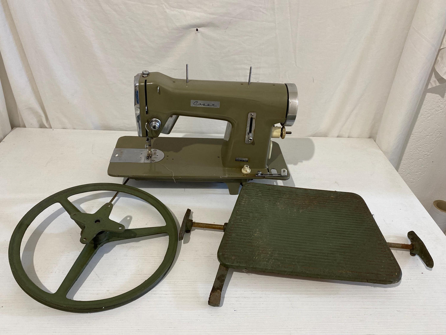 Macchina da Cucire Vintage Caser MD con Pedale e Volano Verde Militare Made in Italy (per pezzi di ricambio)
