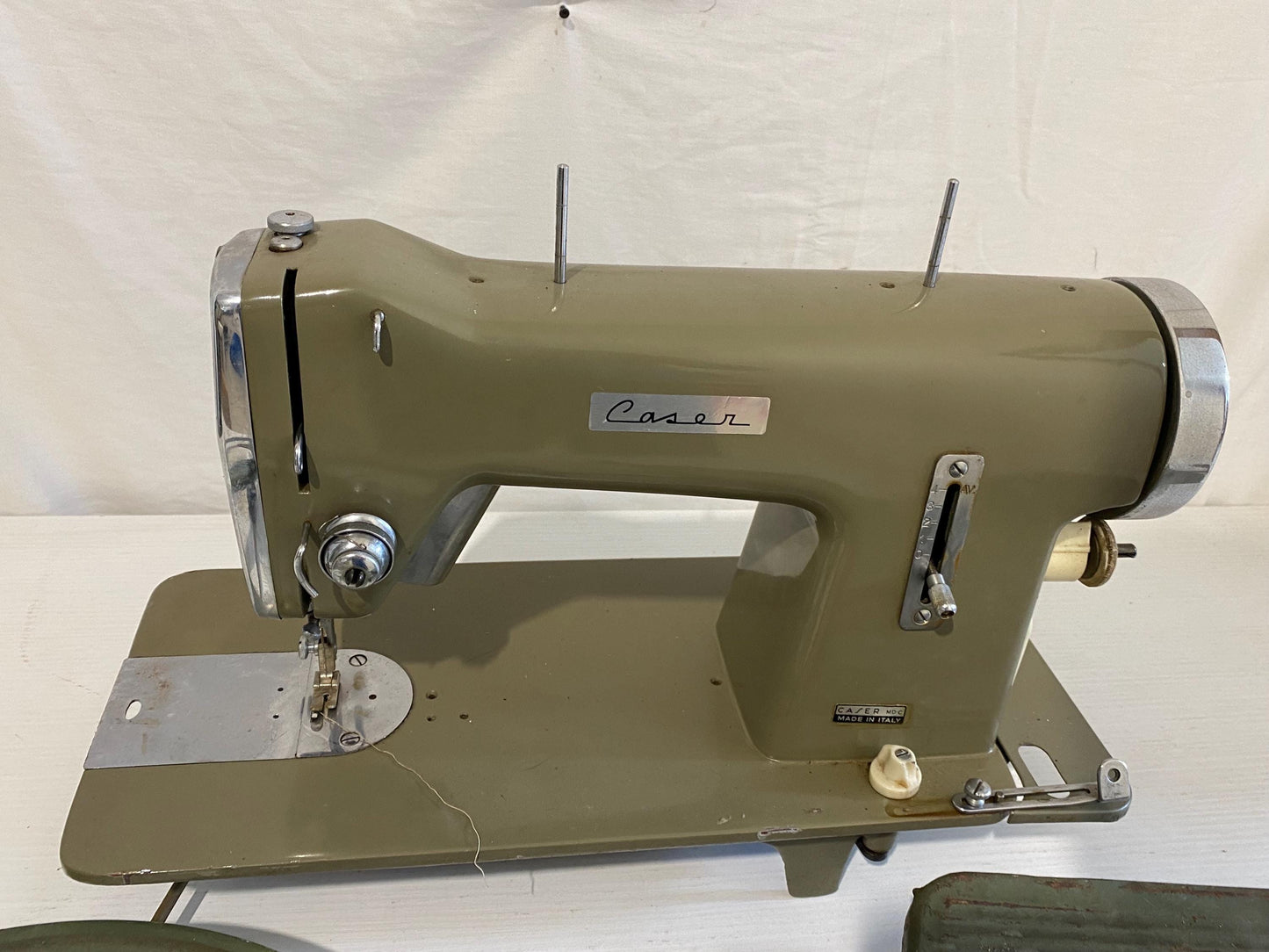 Macchina da Cucire Vintage Caser MD con Pedale e Volano Verde Militare Made in Italy (per pezzi di ricambio)
