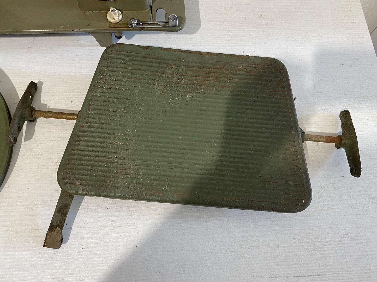 Macchina da Cucire Vintage Caser MD con Pedale e Volano Verde Militare Made in Italy (per pezzi di ricambio)