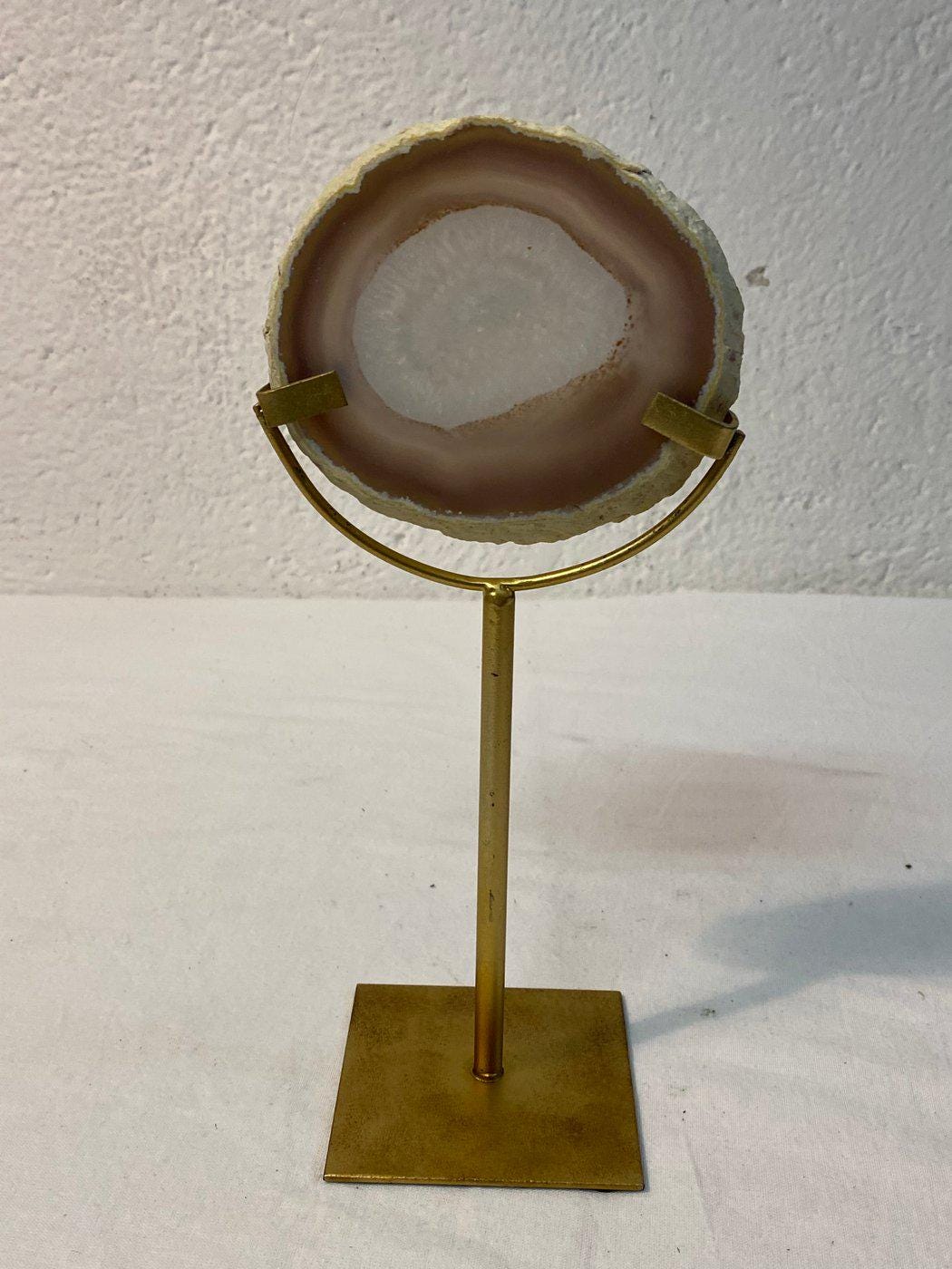 Fetta di Agata 13 x 11,5 x 1,2 cm (5,12 x 4,53 x 0,47 pollici) su Supporto Dorato Elegante Pezzo Decorativo Naturale