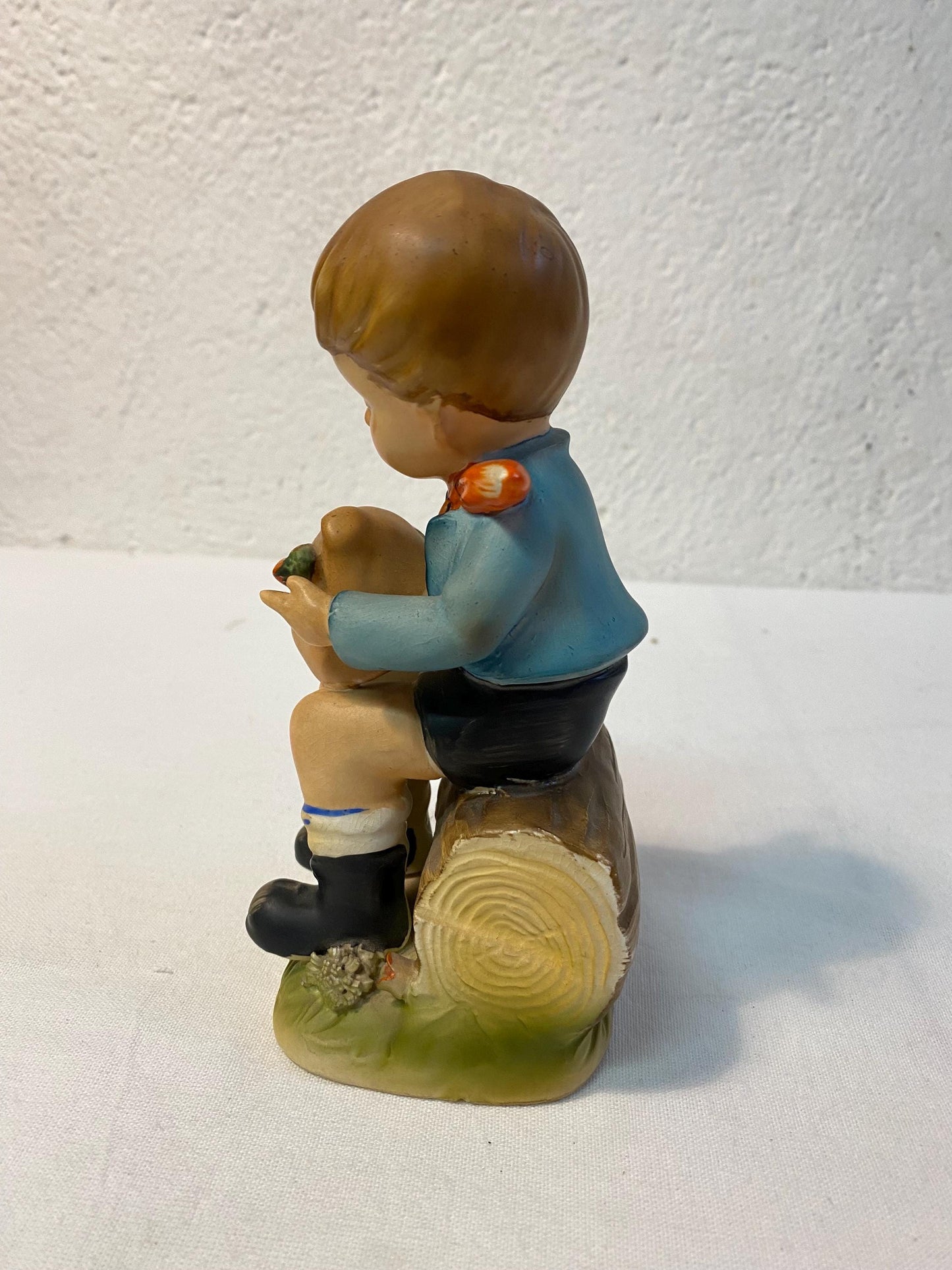 Figurina Vintage in Porcellana di un Ragazzo con Cappello - Dipinta a Mano, Germania