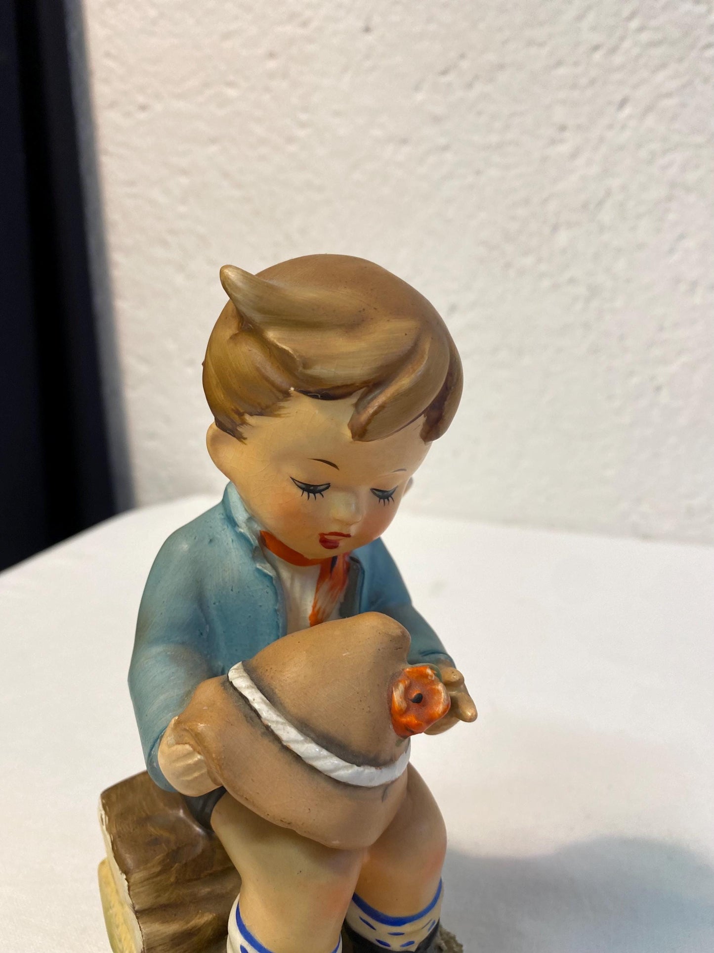 Figurina Vintage in Porcellana di un Ragazzo con Cappello - Dipinta a Mano, Germania