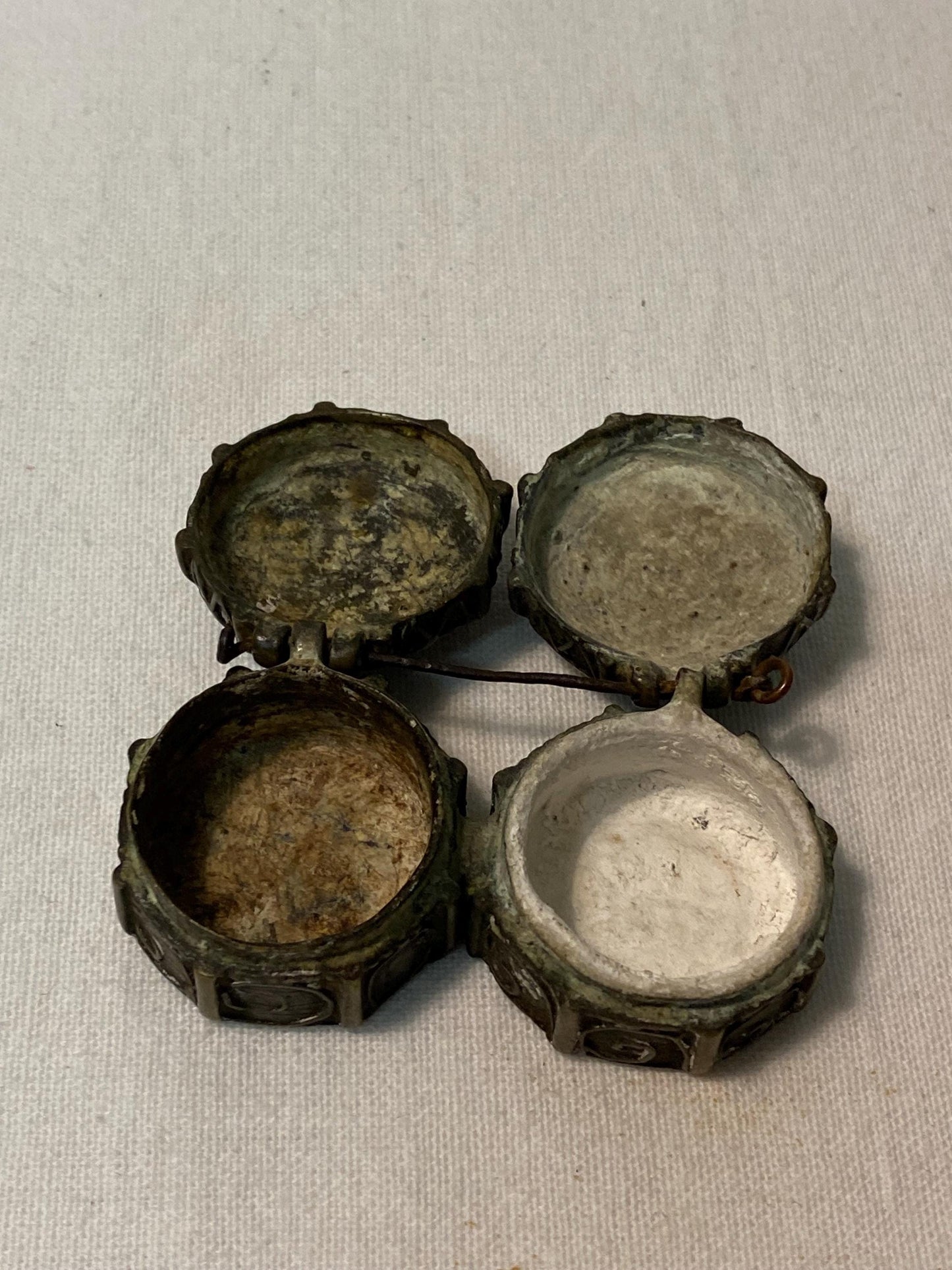 Scatola Antica in Metallo porta pillole - Inciso con Doppio Scomparto Ottone o Bronzo 2,5 x 7 x 4 cm (1 x 2,75 x 1,5 pollici)