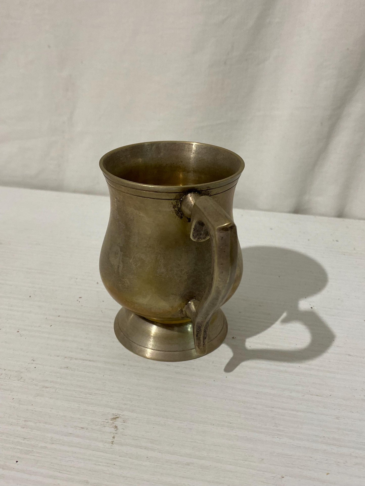 Tazza Vintage Placcata Argento - Design Elegante, 9,5h x 10 x 8 cm (3,7 x 3,9 x 3,1 pollici) - Fascino Antico