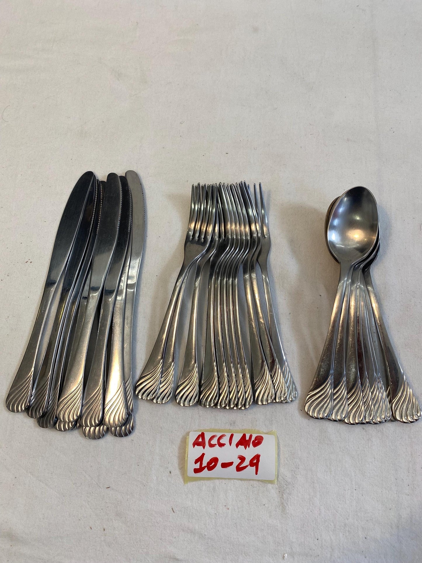 Servizio di Posate in Acciaio - Solido e Resistente - 12 Coltelli, 11 Forchette, 8 Cucchiai - Completo per 6+ Ospiti