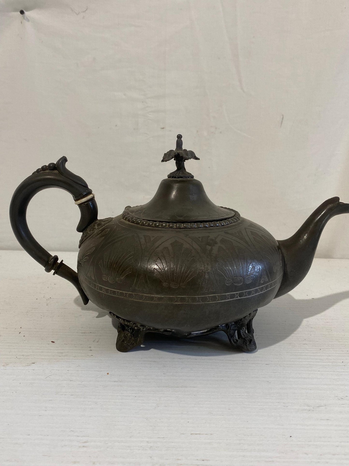 Splendida Teiera Vintage Intagliata in Metallo - VR Superior Electro Plate 1804, Motivi Floreali - 29x17x17 cm (11,4x6,7x6,7 in)