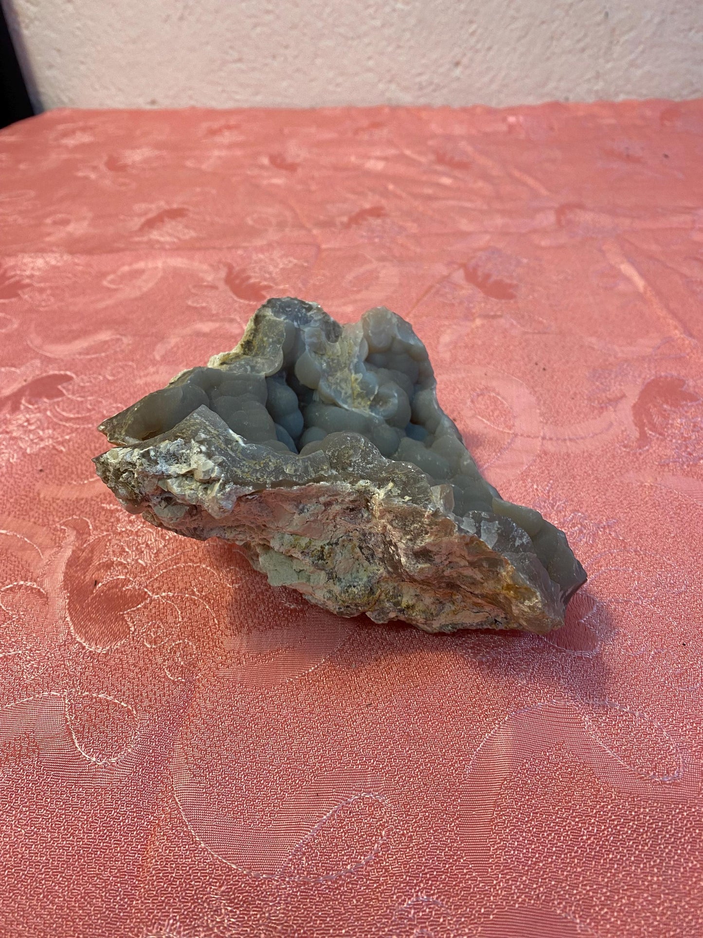 Geode Naturale di Calcedonio Grigio - Minerale Decorativo per Collezionisti 16x14x8 cm, Peso 0,90 kg
