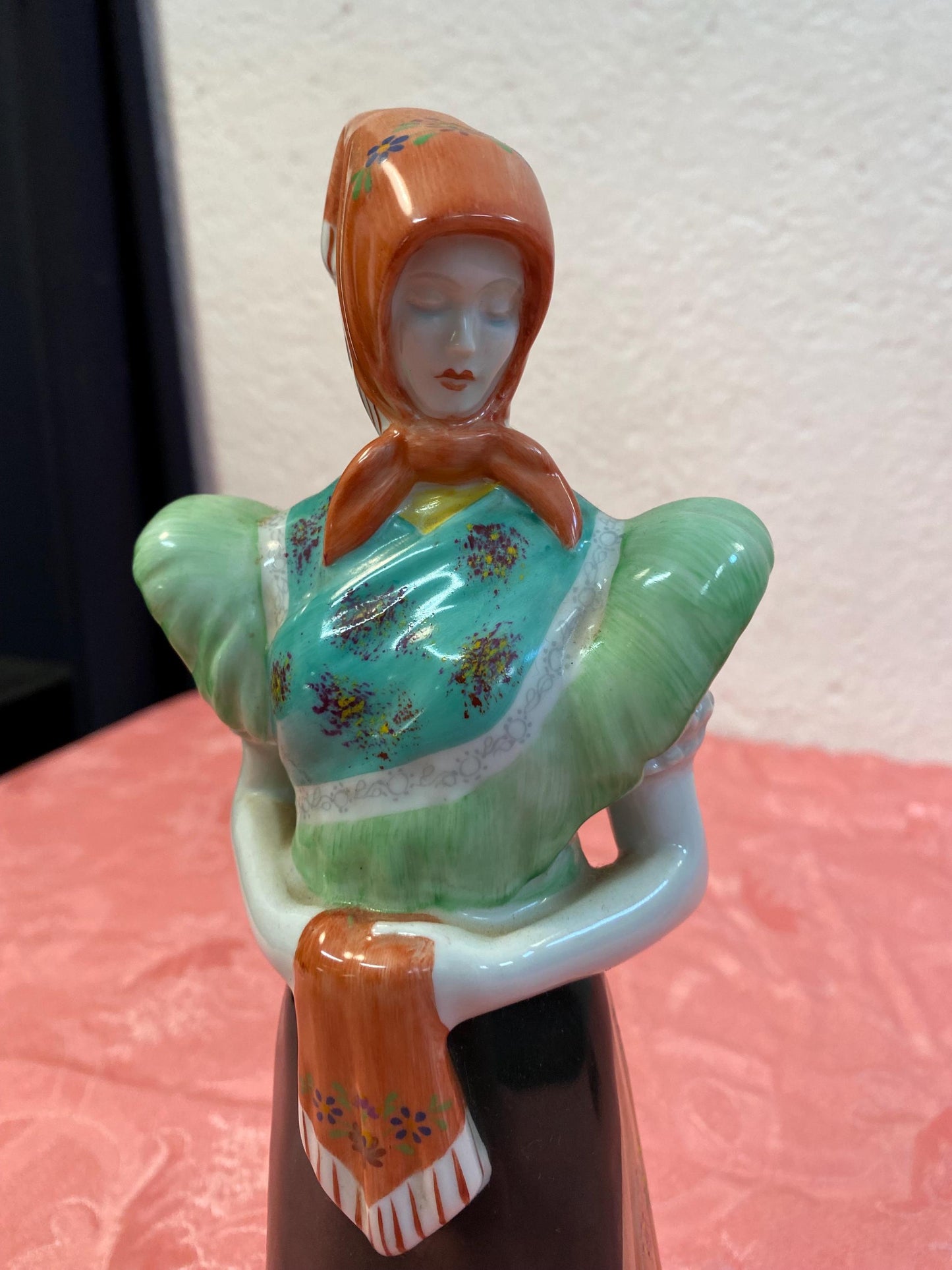 Statuetta in Porcellana Ungherese Dipinta a Mano - Abito Tradizionale - 29x10,5x8,5 cm