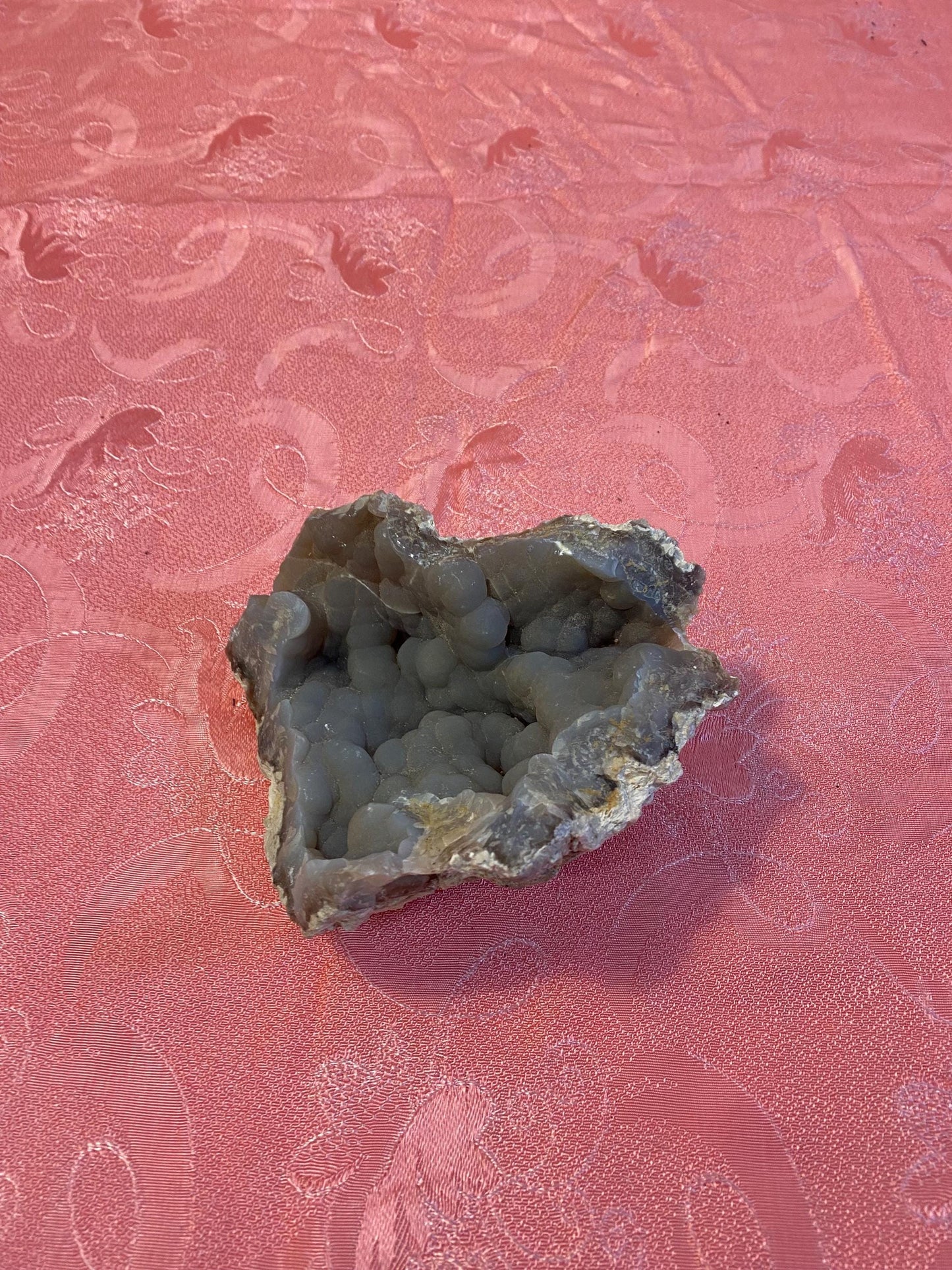 Geode Naturale di Calcedonio Grigio - Minerale Decorativo per Collezionisti 16x14x8 cm, Peso 0,90 kg