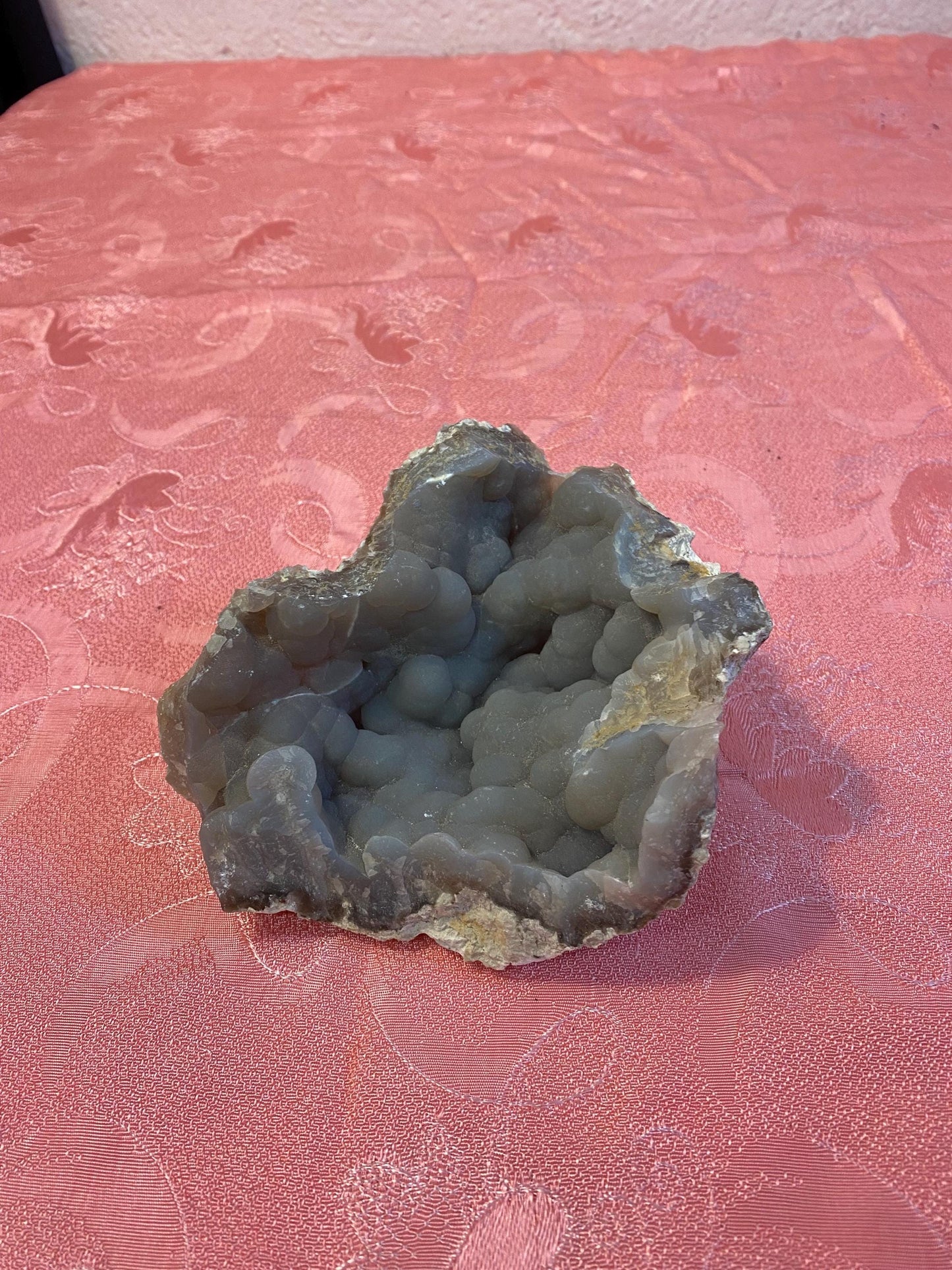 Geode Naturale di Calcedonio Grigio - Minerale Decorativo per Collezionisti 16x14x8 cm, Peso 0,90 kg