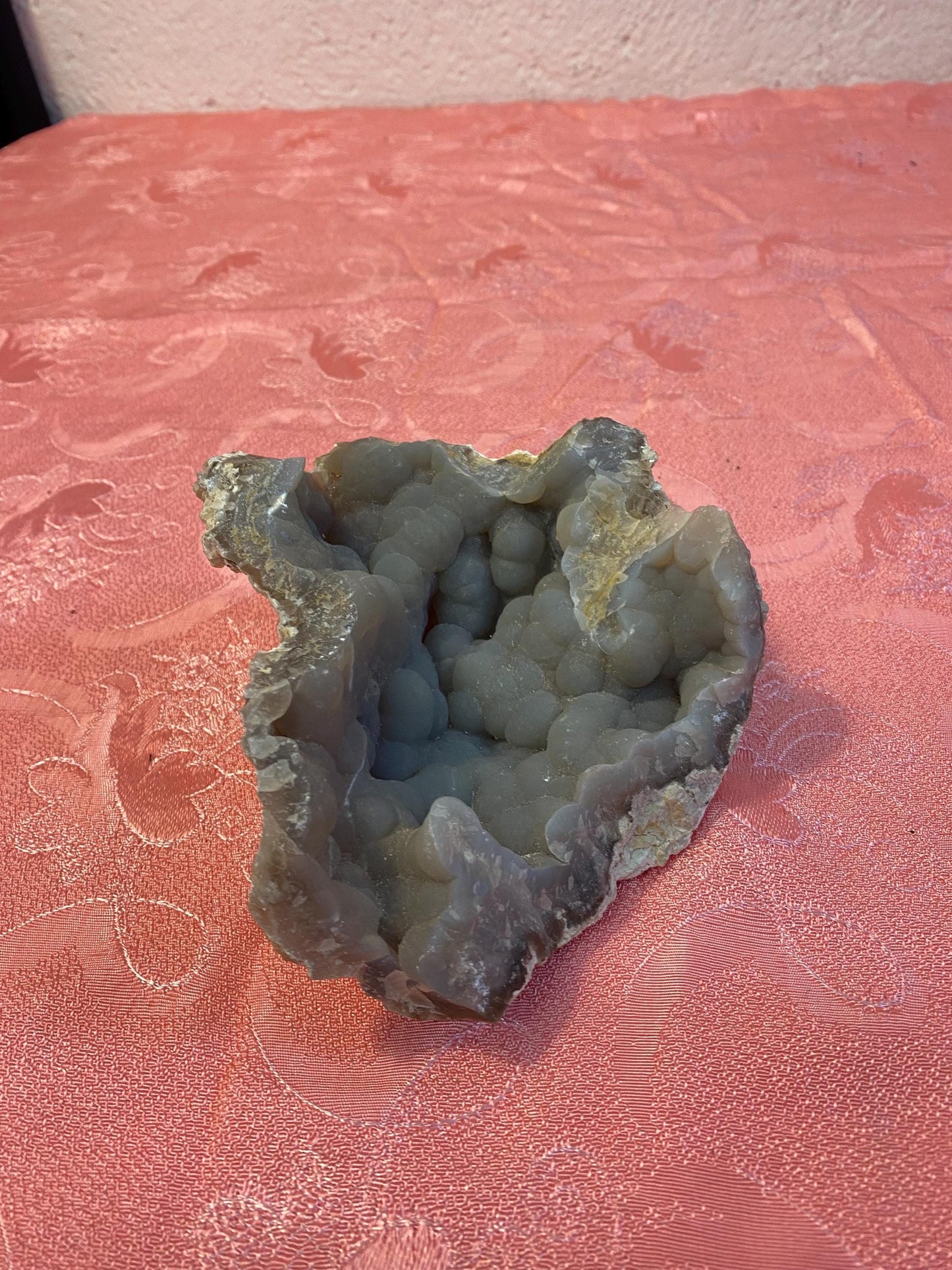 Geode Naturale di Calcedonio Grigio - Minerale Decorativo per Collezionisti 16x14x8 cm, Peso 0,90 kg