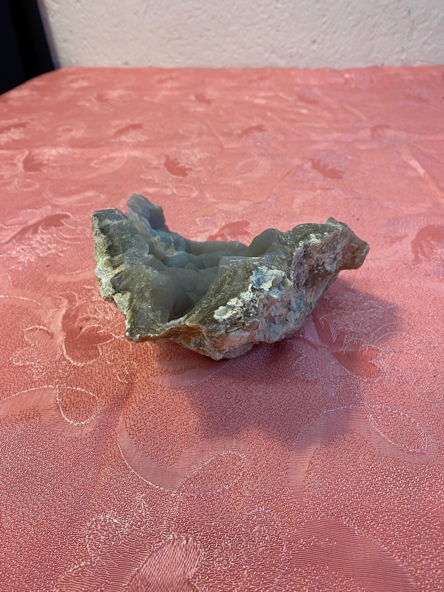 Geode Naturale di Calcedonio Grigio - Minerale Decorativo per Collezionisti 16x14x8 cm, Peso 0,90 kg