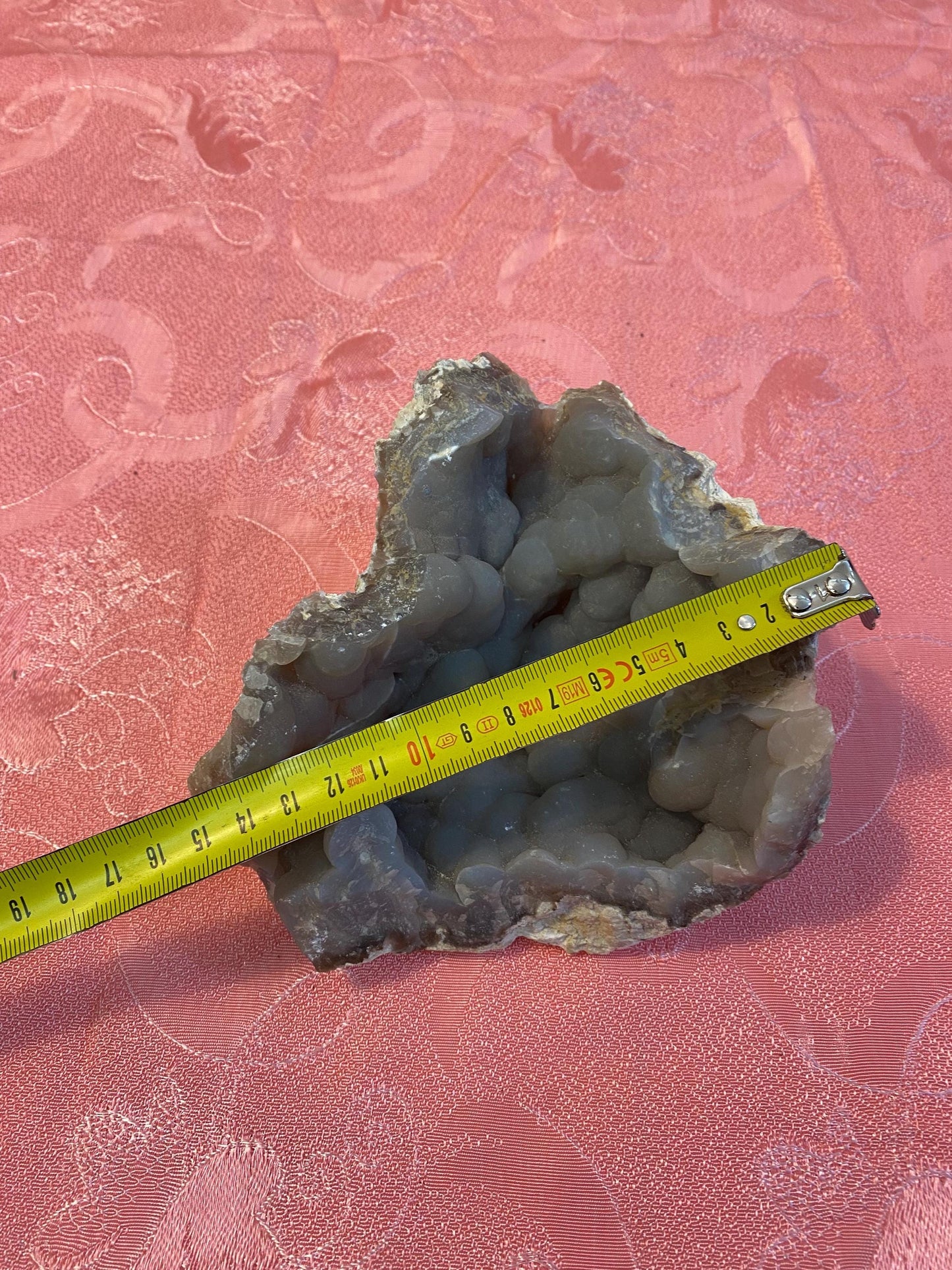 Geode Naturale di Calcedonio Grigio - Minerale Decorativo per Collezionisti 16x14x8 cm, Peso 0,90 kg