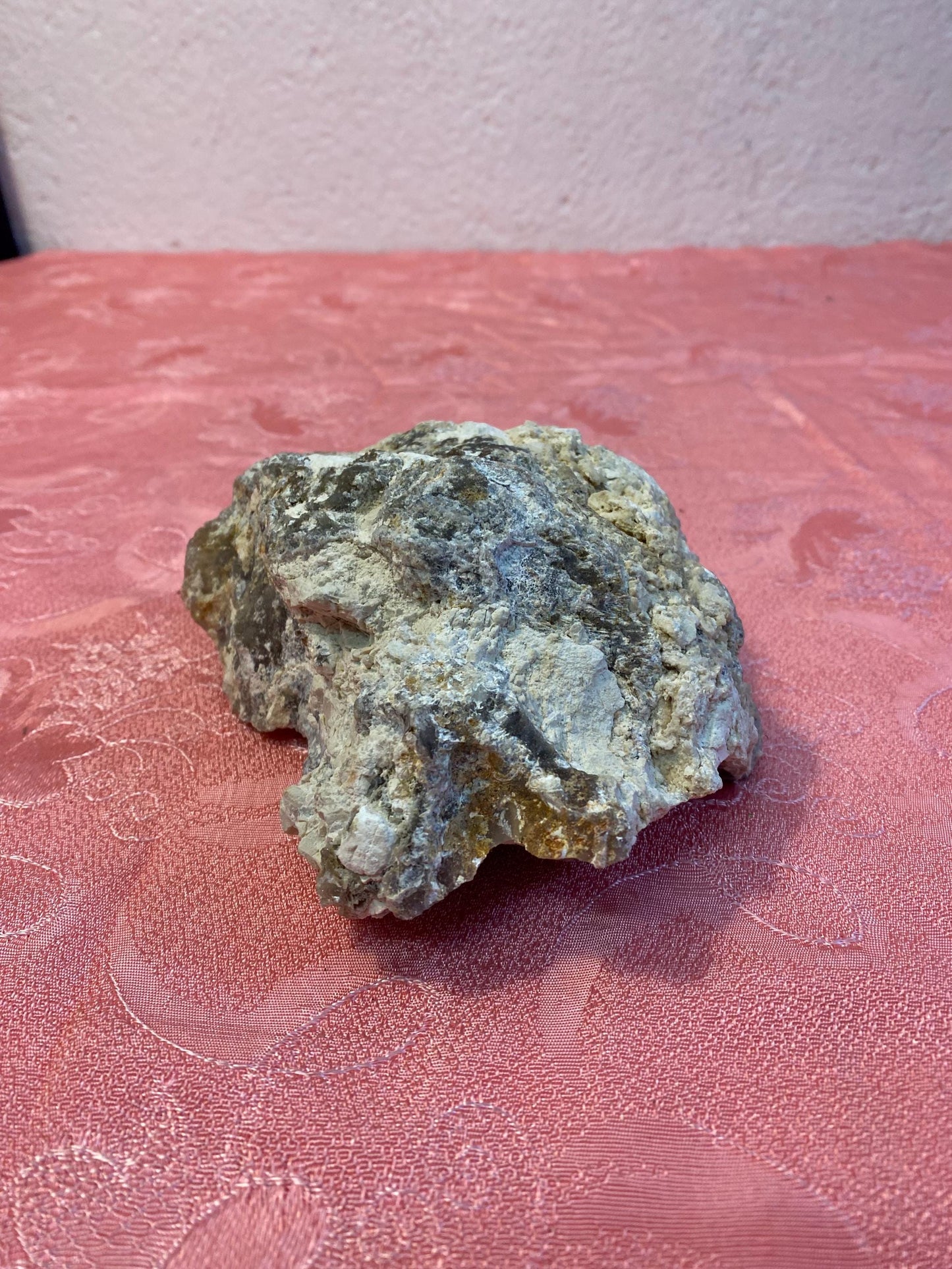 Geode Naturale di Calcedonio Grigio - Minerale Decorativo per Collezionisti 16x14x8 cm, Peso 0,90 kg