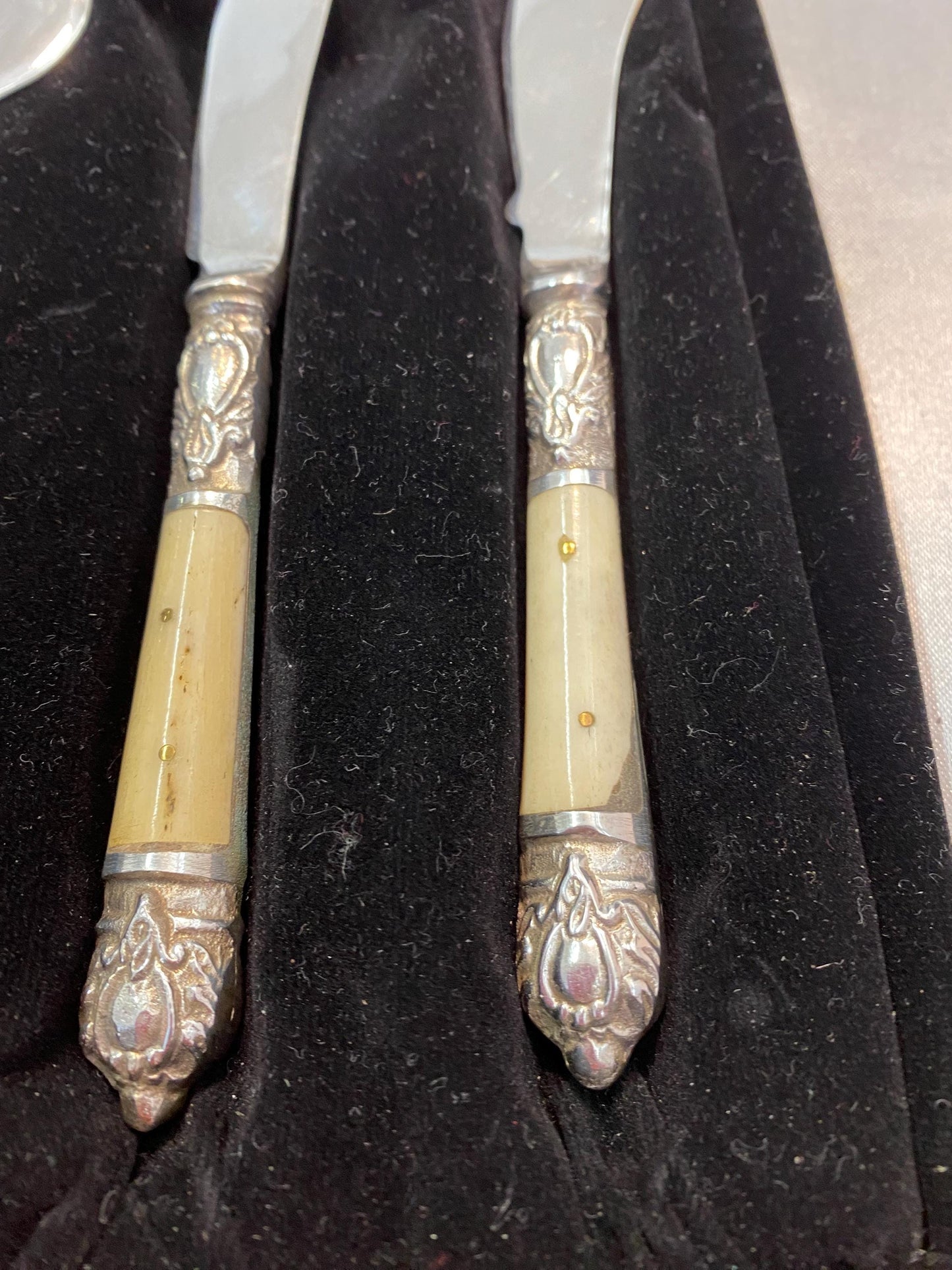 Set Posate da Formaggio e Burro con Manico Decorato e Placcatura in Argento - Eleganza Rustica e Artigianalità