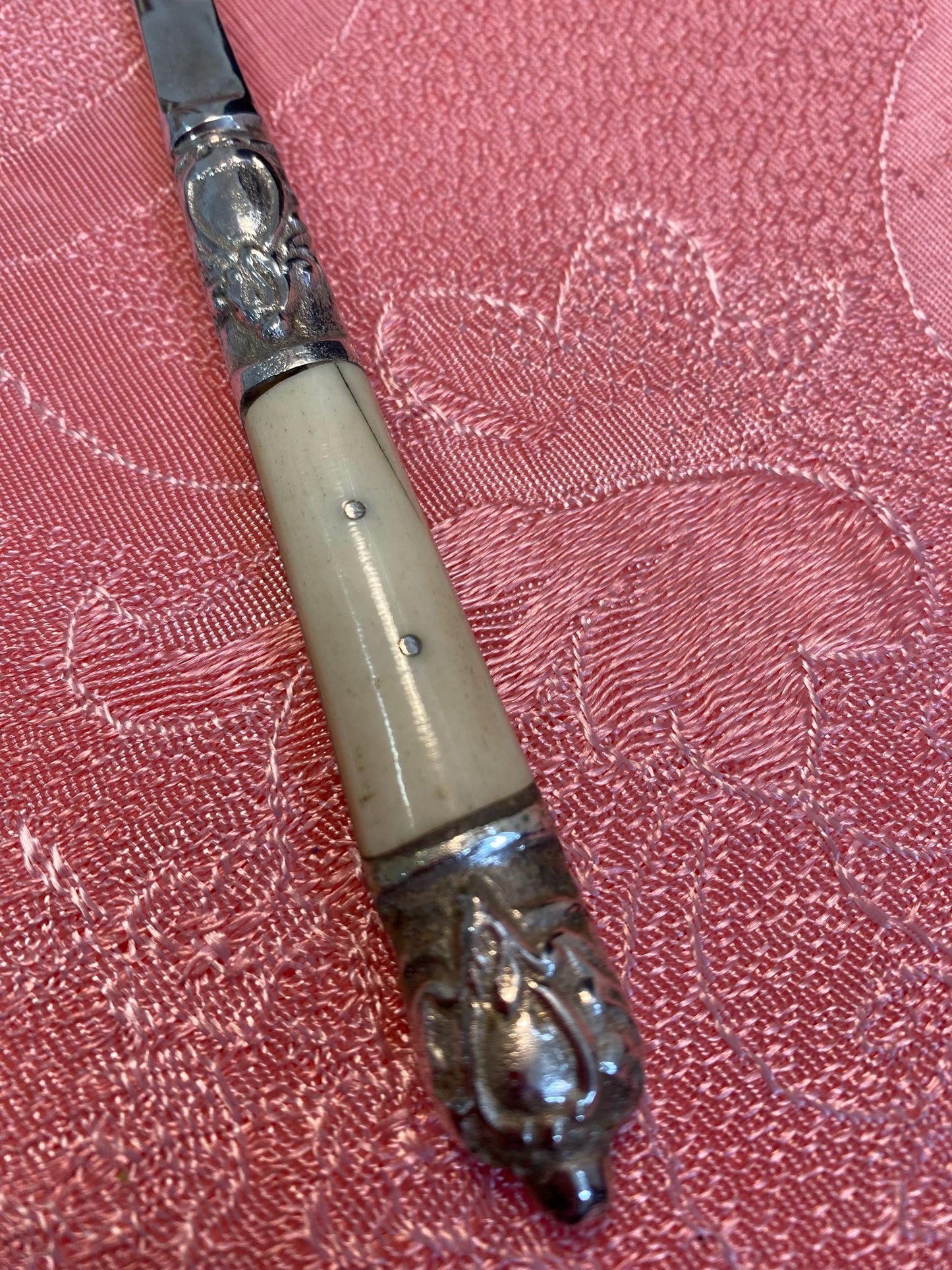 Set Posate da Formaggio e Burro con Manico Decorato e Placcatura in Argento - Eleganza Rustica e Artigianalità