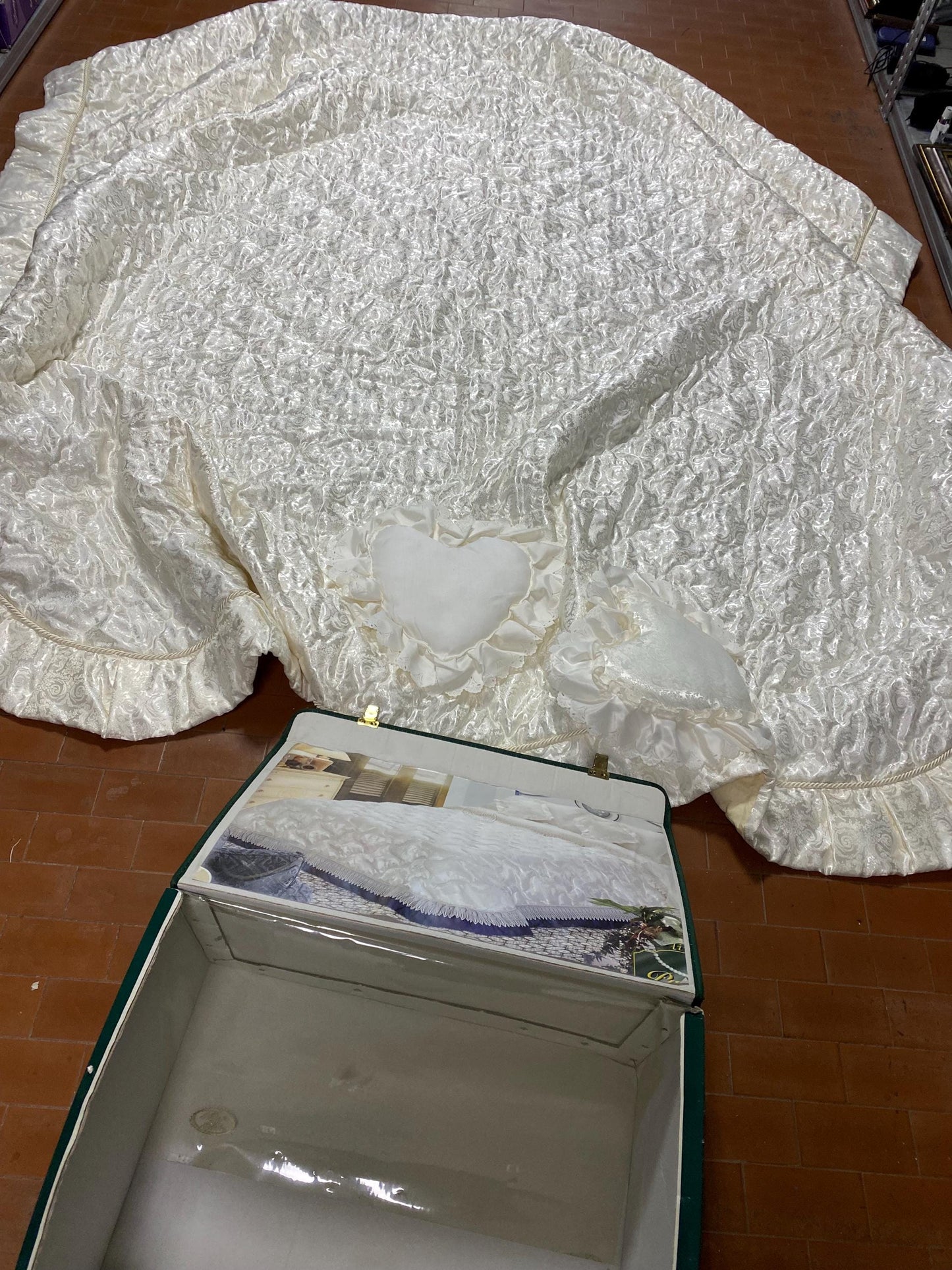 Trapunta Matrimoniale Vintage "Katia" 240x260 cm con Volant e Pizzo, 2 Cuscini Arredo Inclusi