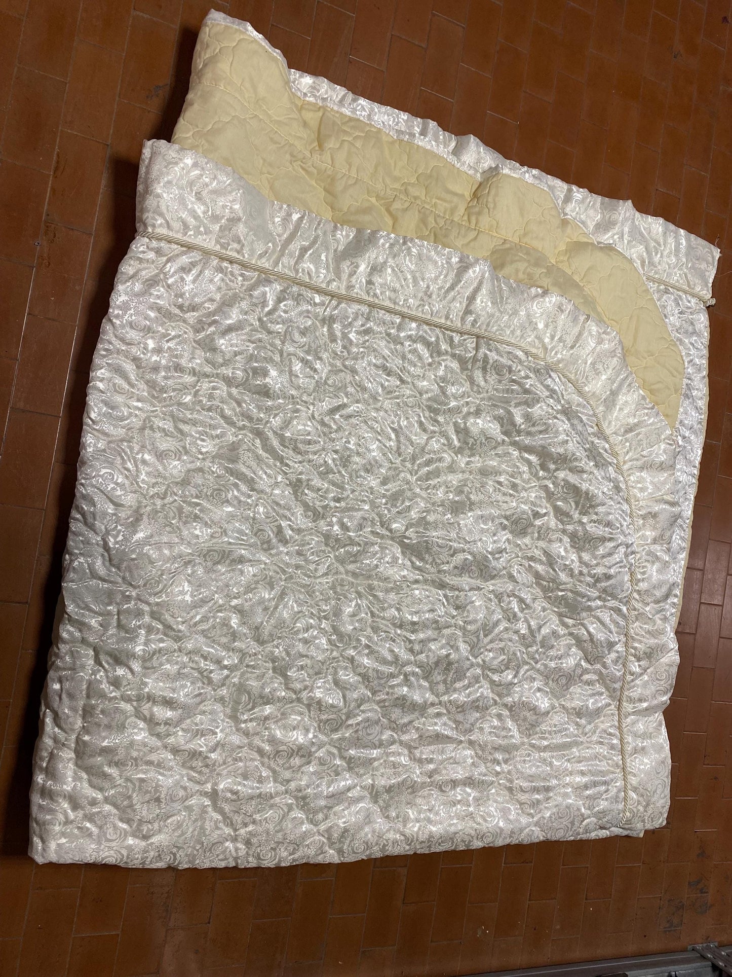 Trapunta Matrimoniale Vintage "Katia" 240x260 cm con Volant e Pizzo, 2 Cuscini Arredo Inclusi