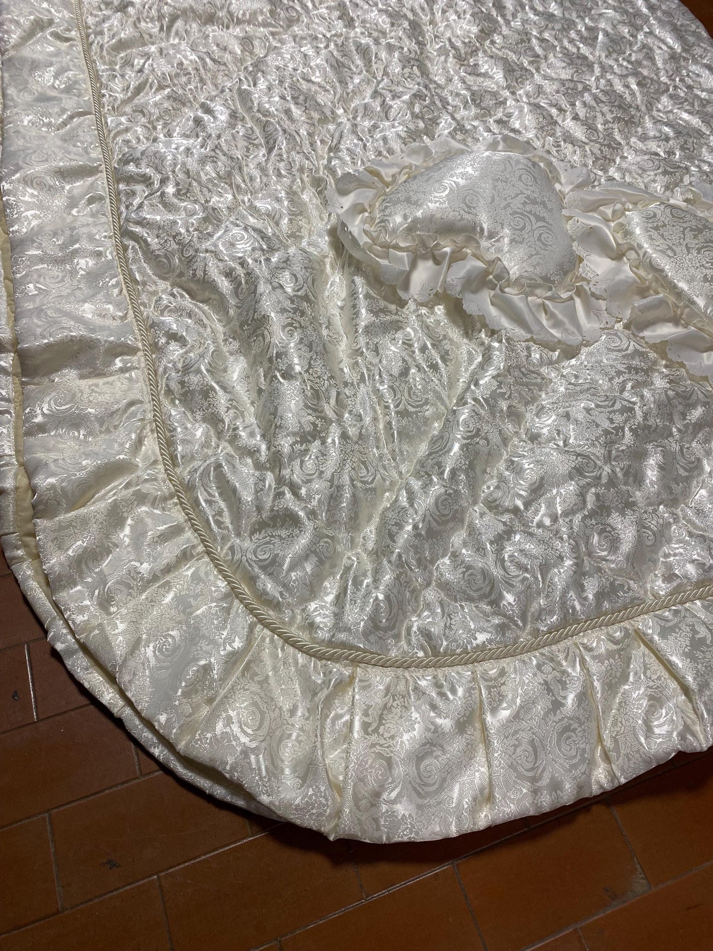 Trapunta Matrimoniale Vintage "Katia" 240x260 cm con Volant e Pizzo, 2 Cuscini Arredo Inclusi