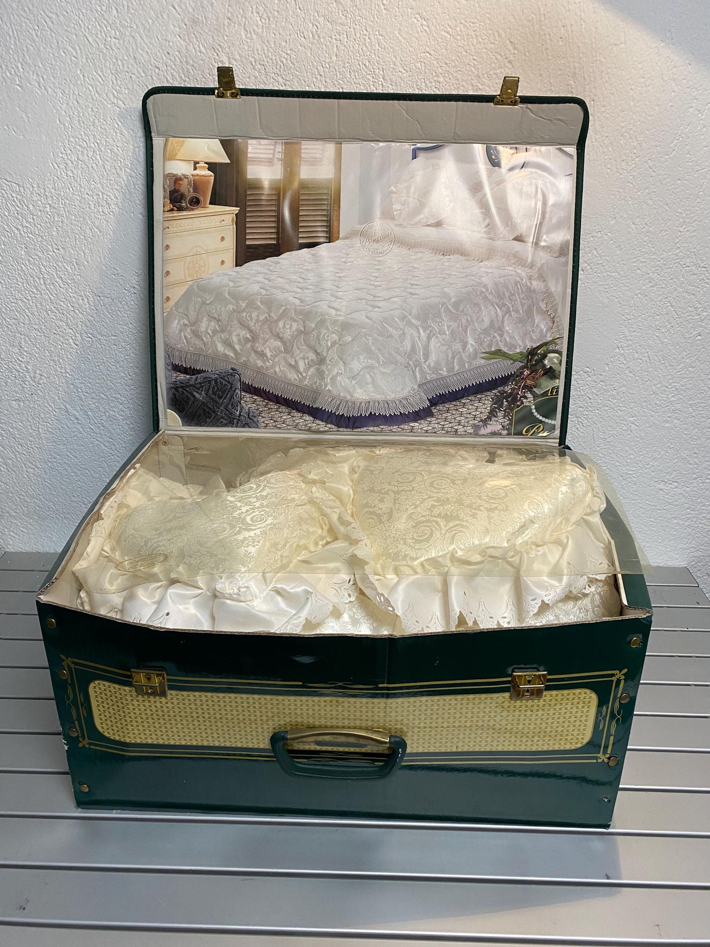 Trapunta Matrimoniale Vintage "Katia" 240x260 cm con Volant e Pizzo, 2 Cuscini Arredo Inclusi