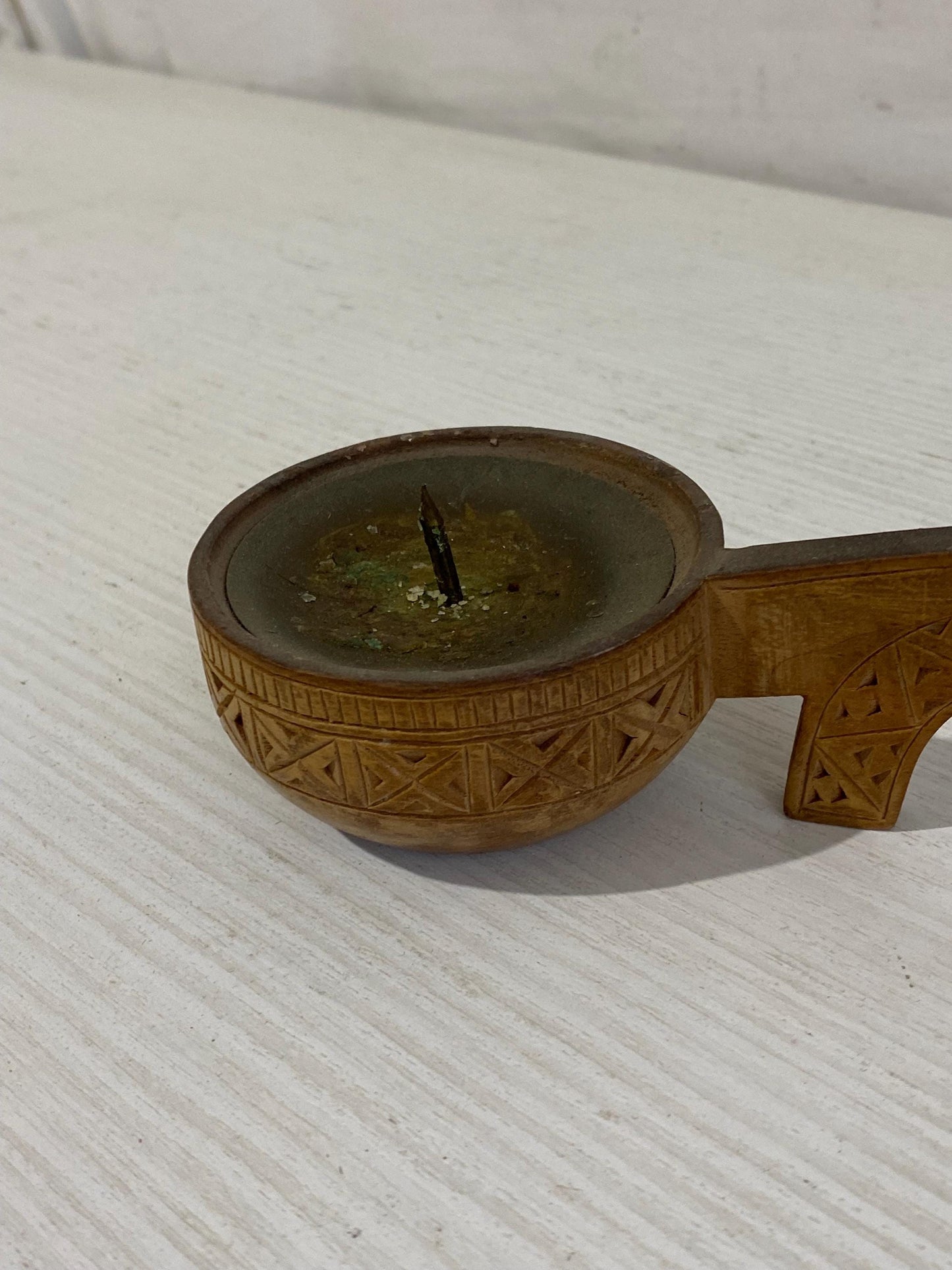 Portacandela Vintage in Legno Intagliato con Motivo Geometrico - 15,5x7x5 cm