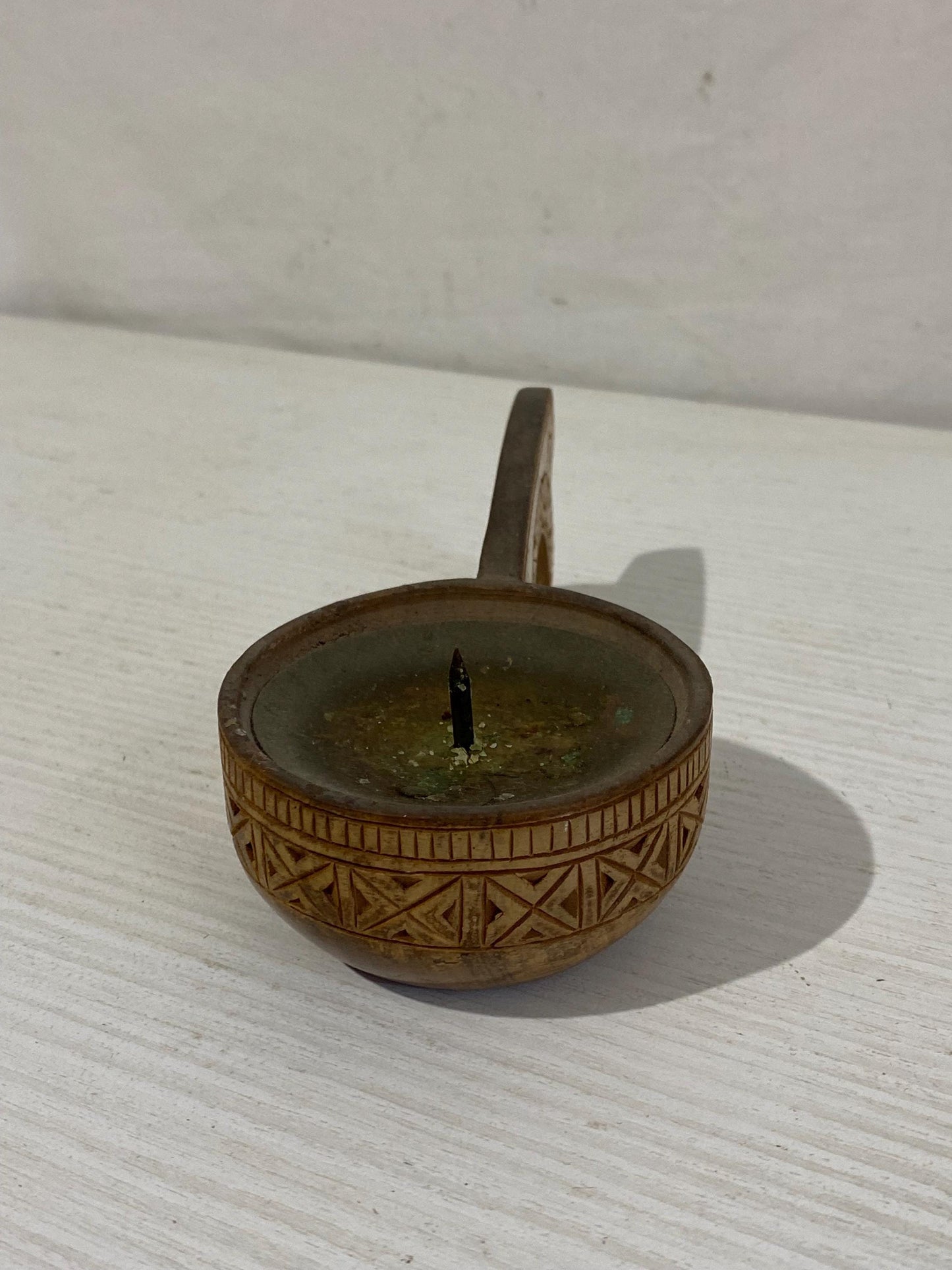 Portacandela Vintage in Legno Intagliato con Motivo Geometrico - 15,5x7x5 cm