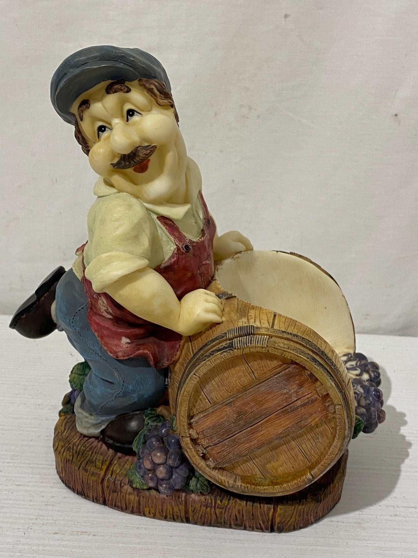 Portabottiglie in Resina Vintage - Contadino con Botte e Uva 23x21x13 cm