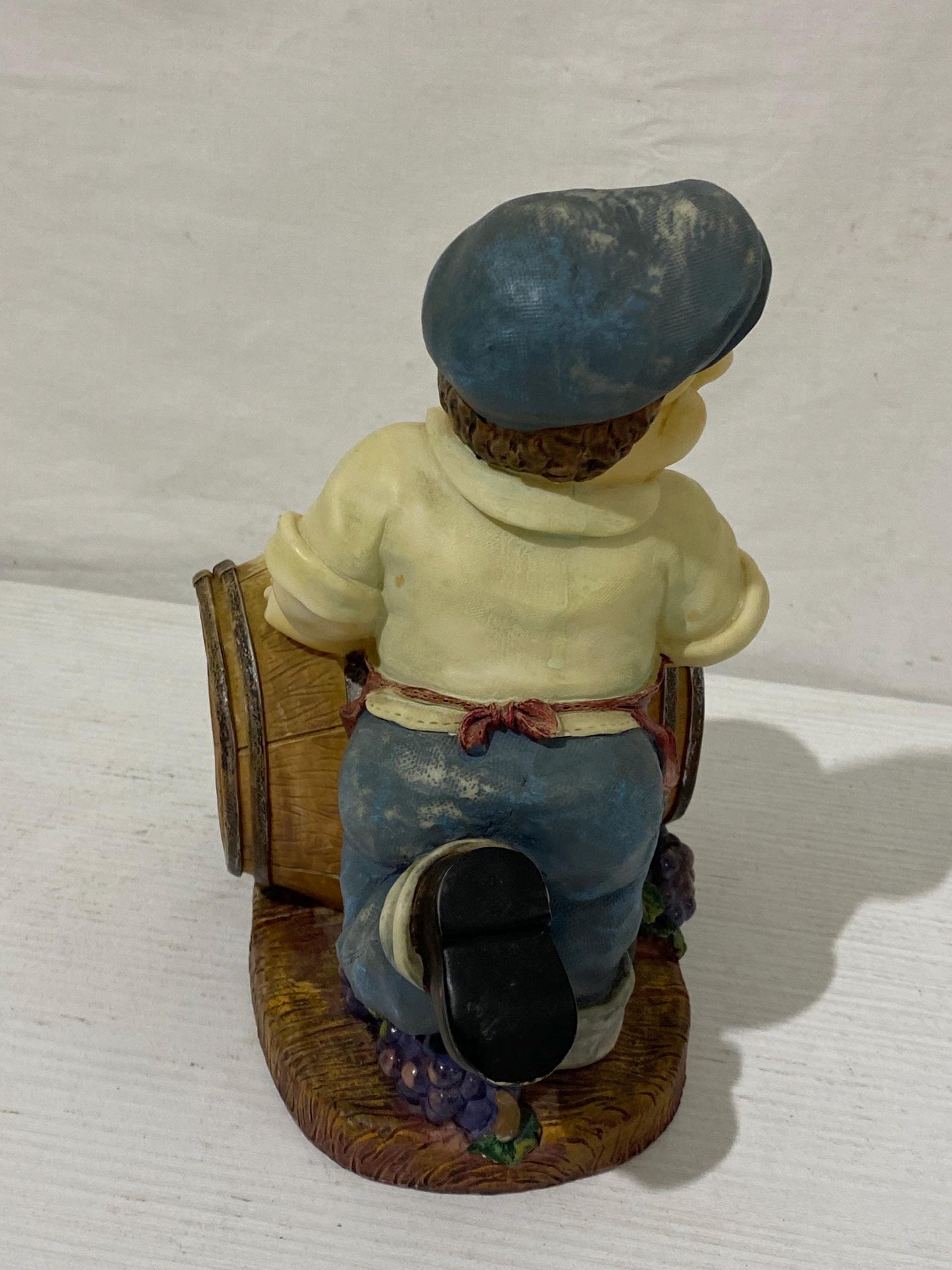 Portabottiglie in Resina Vintage - Contadino con Botte e Uva 23x21x13 cm