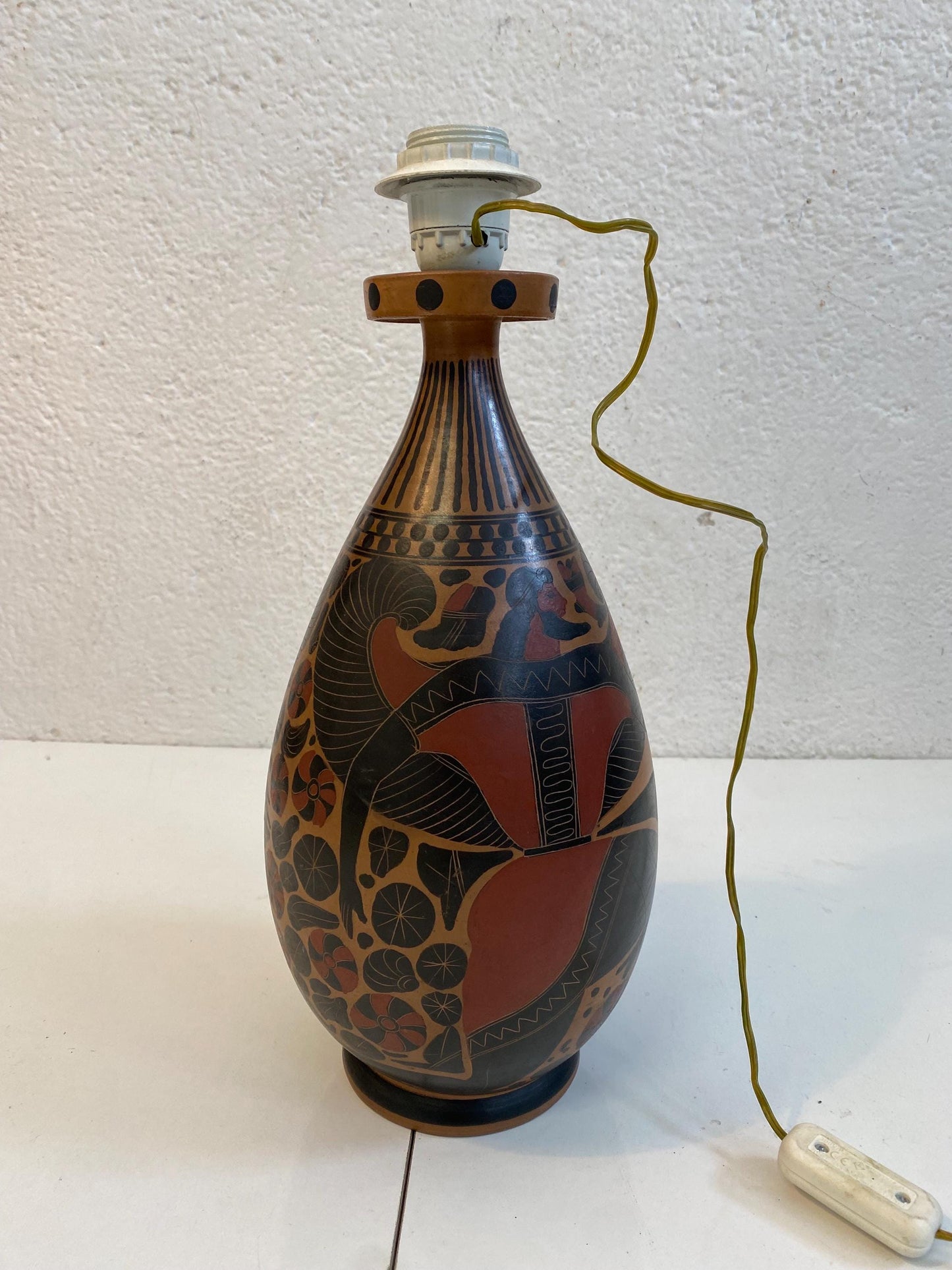 Lampada Vintage in Terracotta con Motivi Mitologici, Eleganza e Stile Classico, 40x18 cm