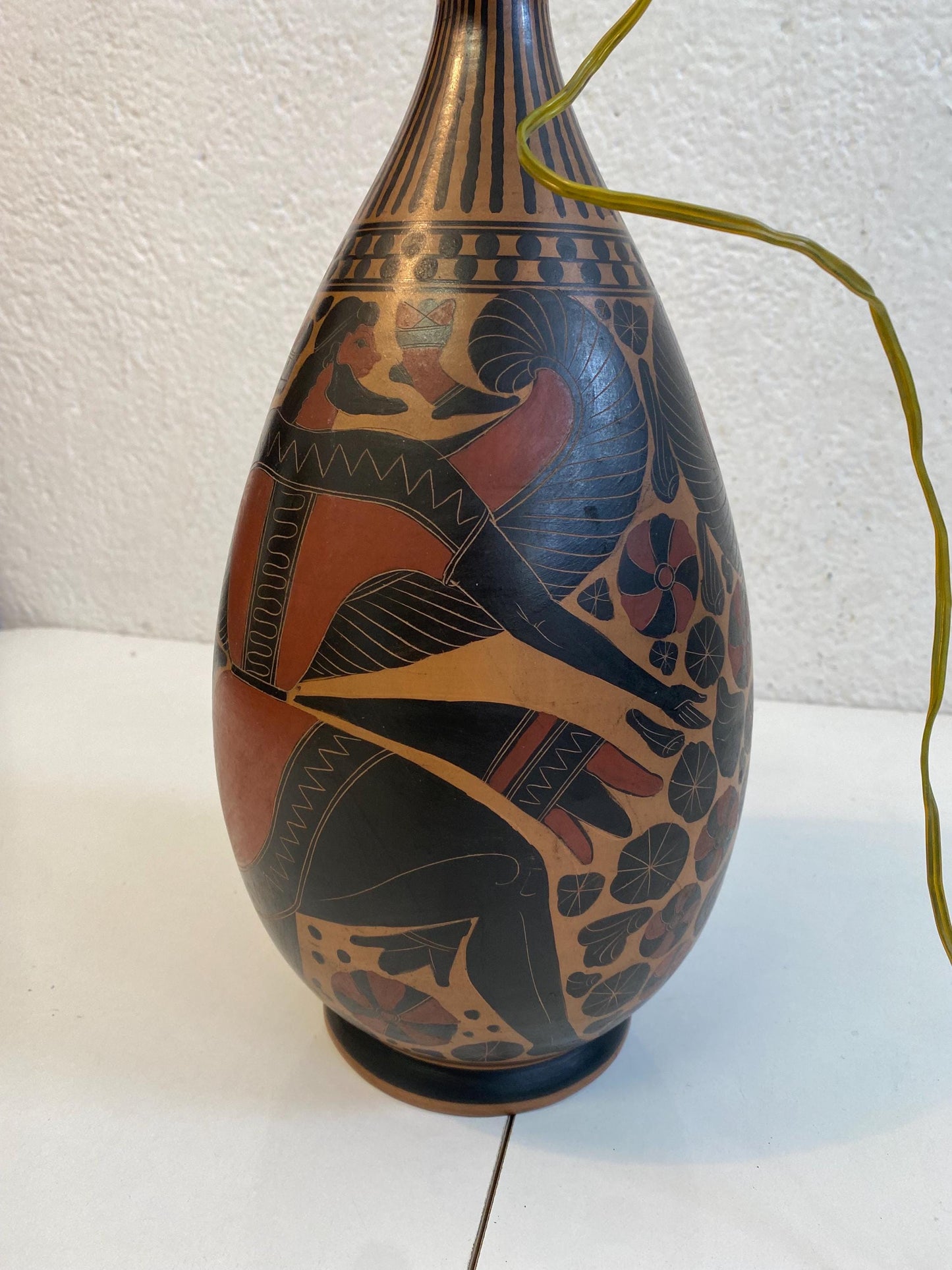 Lampada Vintage in Terracotta con Motivi Mitologici, Eleganza e Stile Classico, 40x18 cm
