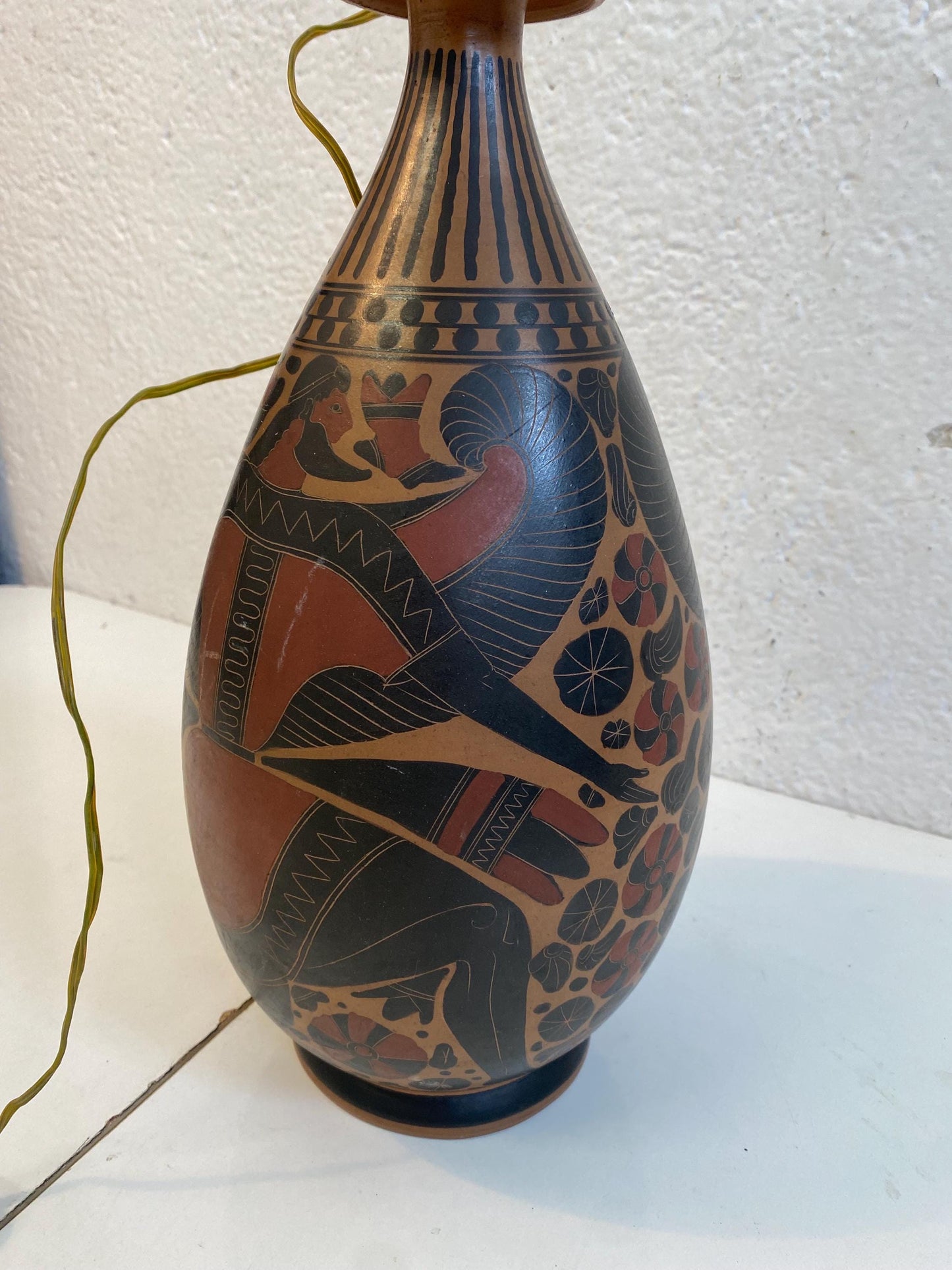 Lampada Vintage in Terracotta con Motivi Mitologici, Eleganza e Stile Classico, 40x18 cm