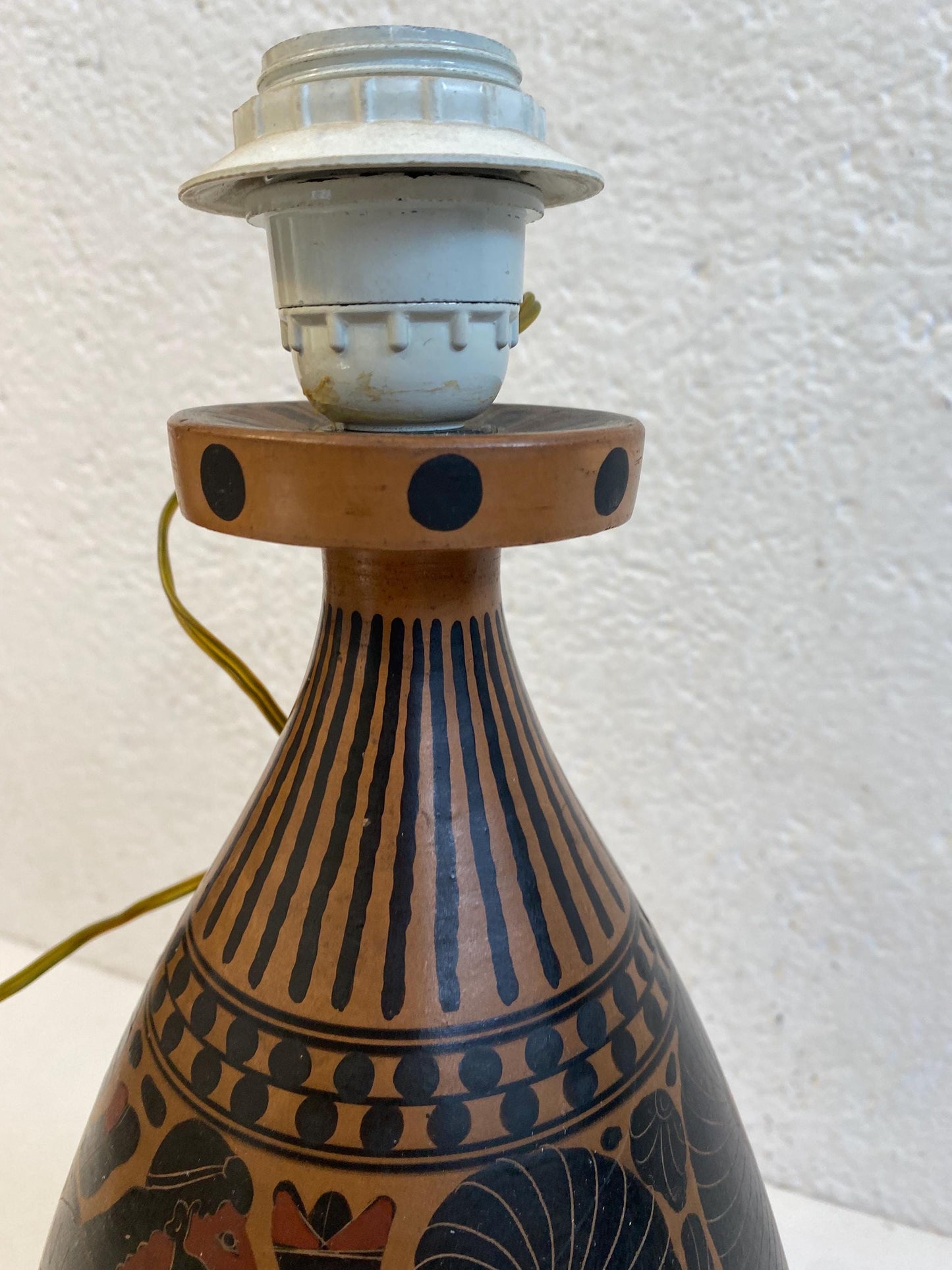 Lampada Vintage in Terracotta con Motivi Mitologici, Eleganza e Stile Classico, 40x18 cm