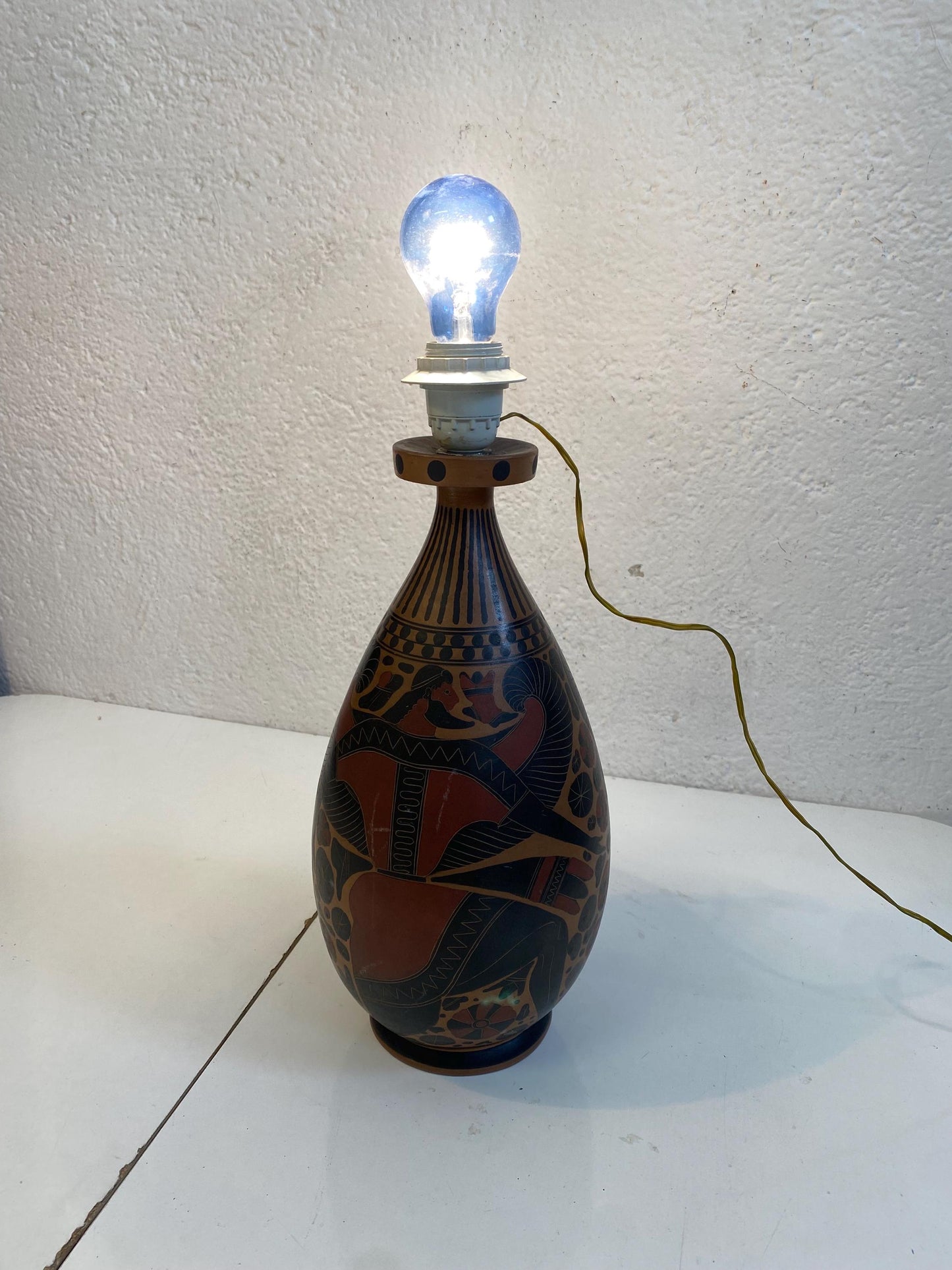 Lampada Vintage in Terracotta con Motivi Mitologici, Eleganza e Stile Classico, 40x18 cm