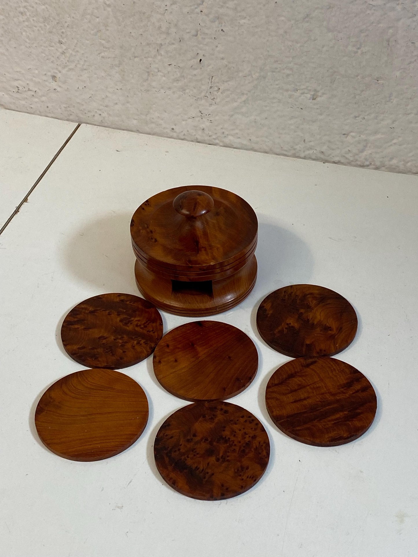 Set di Sottobicchieri Vintage in Radica di Noce con Contenitore Artigianale ed Elegante (7,5 cm)