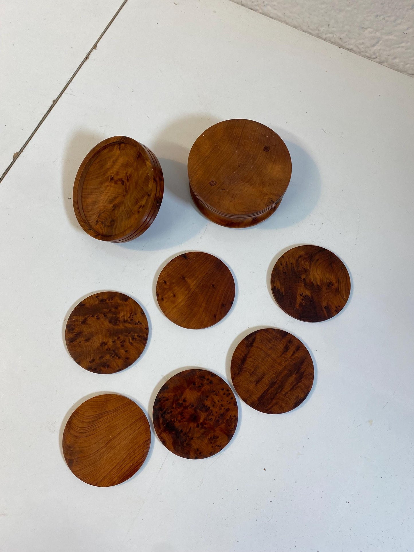 Set di Sottobicchieri Vintage in Radica di Noce con Contenitore Artigianale ed Elegante (7,5 cm)